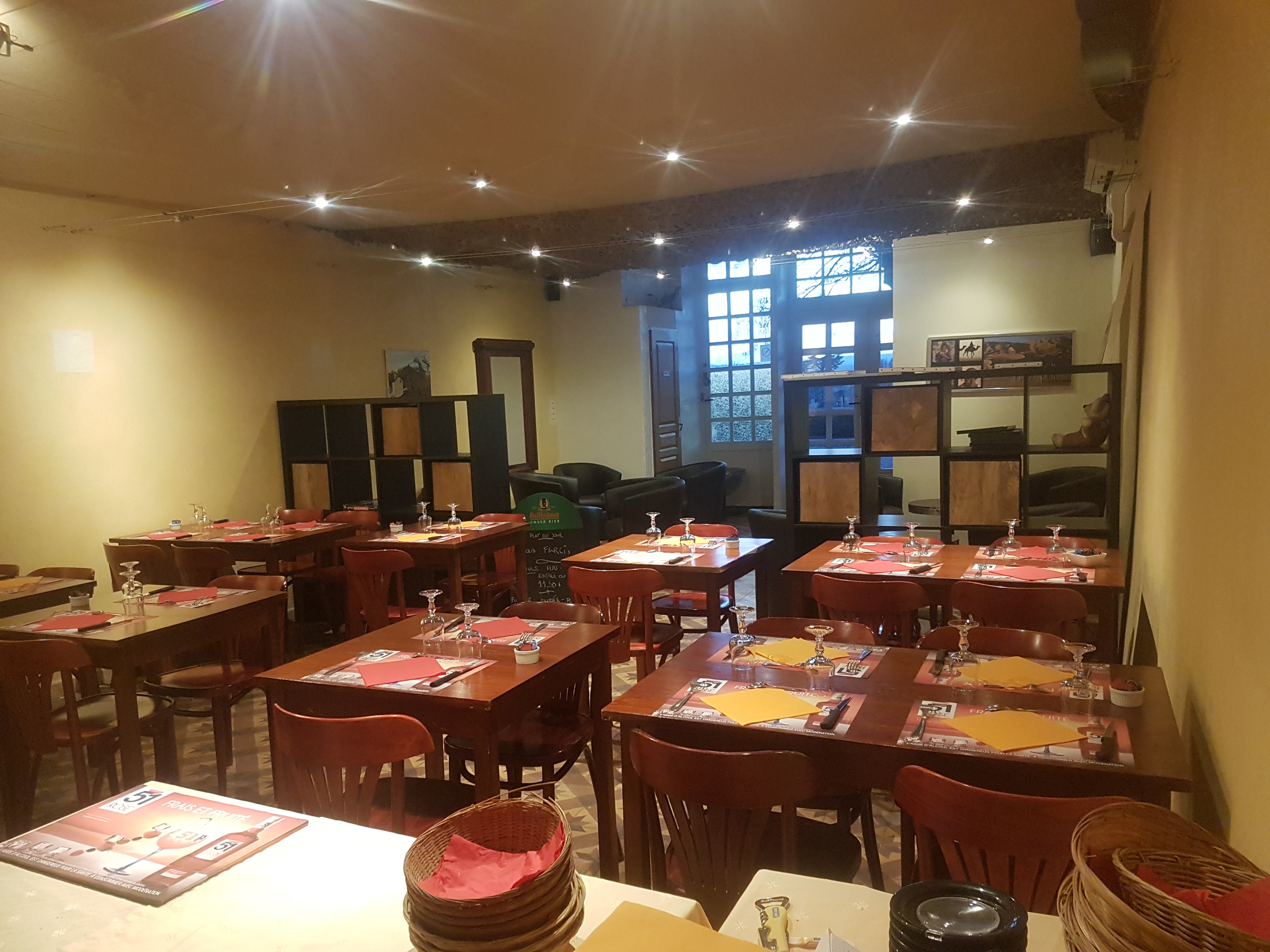 Affaire saine et bien située au cœur du village.
Activités: Bar, Tabac, Fdj, et Restaurant du midi.
CA 315 000
Clientèle locale fidèle + passage+ saison de chasse etc.
30 places salle de restaurant intérieur et 50 places en terrasse
Aucun travaux à prévoir
Licence IV
Matériel complet et entretenu.
Zone de revitalisation rurale (sans impôt durant 5 ans +++)
potentiel de développement (animations)

Départ à la retraite.