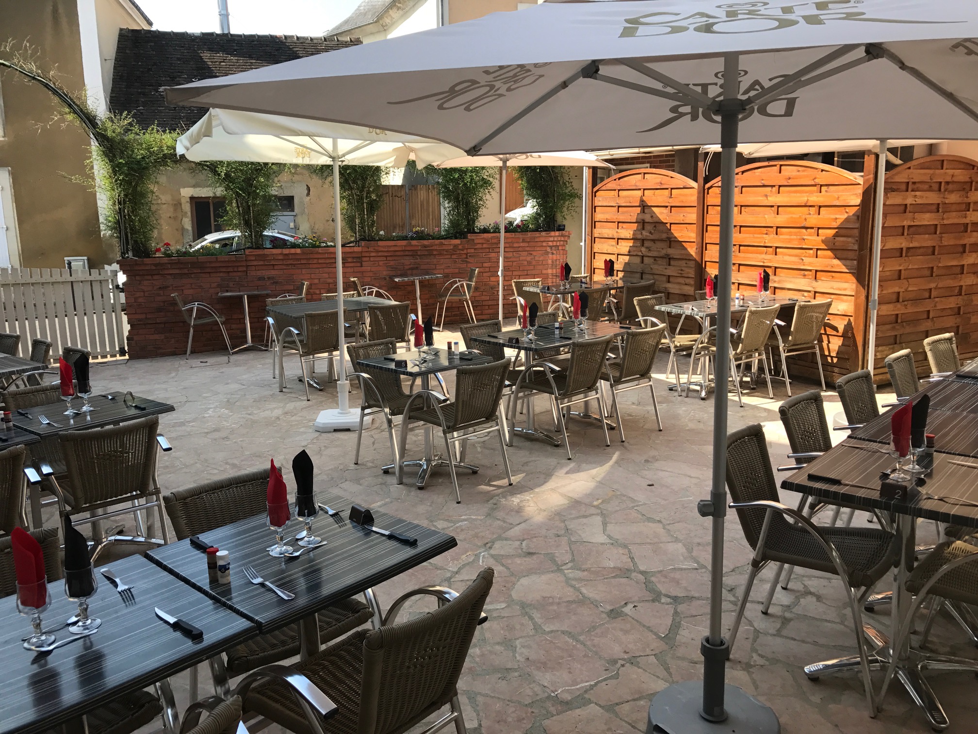 - 5 minutes de l'A11 entre Le Mans ( 30 min) et La Ferté Bernard (20 min), au centre du village de Tuffé , à côté de l' abbaye, fond de  hôtel, restaurant, bar de 500 m2 environ ( 300 en RDC) avec grande terrasse centrale, excellente rentabilité, environ 50 couverts jour en moyenne, 8 chambres d'hôtel, bar 50m2 environ, salle de restaurant 120m2 environ ( 80 à 100 places), terrasse 50 places, salle de réunion 25 m2 environ.. Tuffé val de la Chéronne est un magnifique village de 1600 habitants, tous commerces, avec sa magnifique abbaye du VII ème siècle et son grand plan d'eau. Village très dynamique et vivant