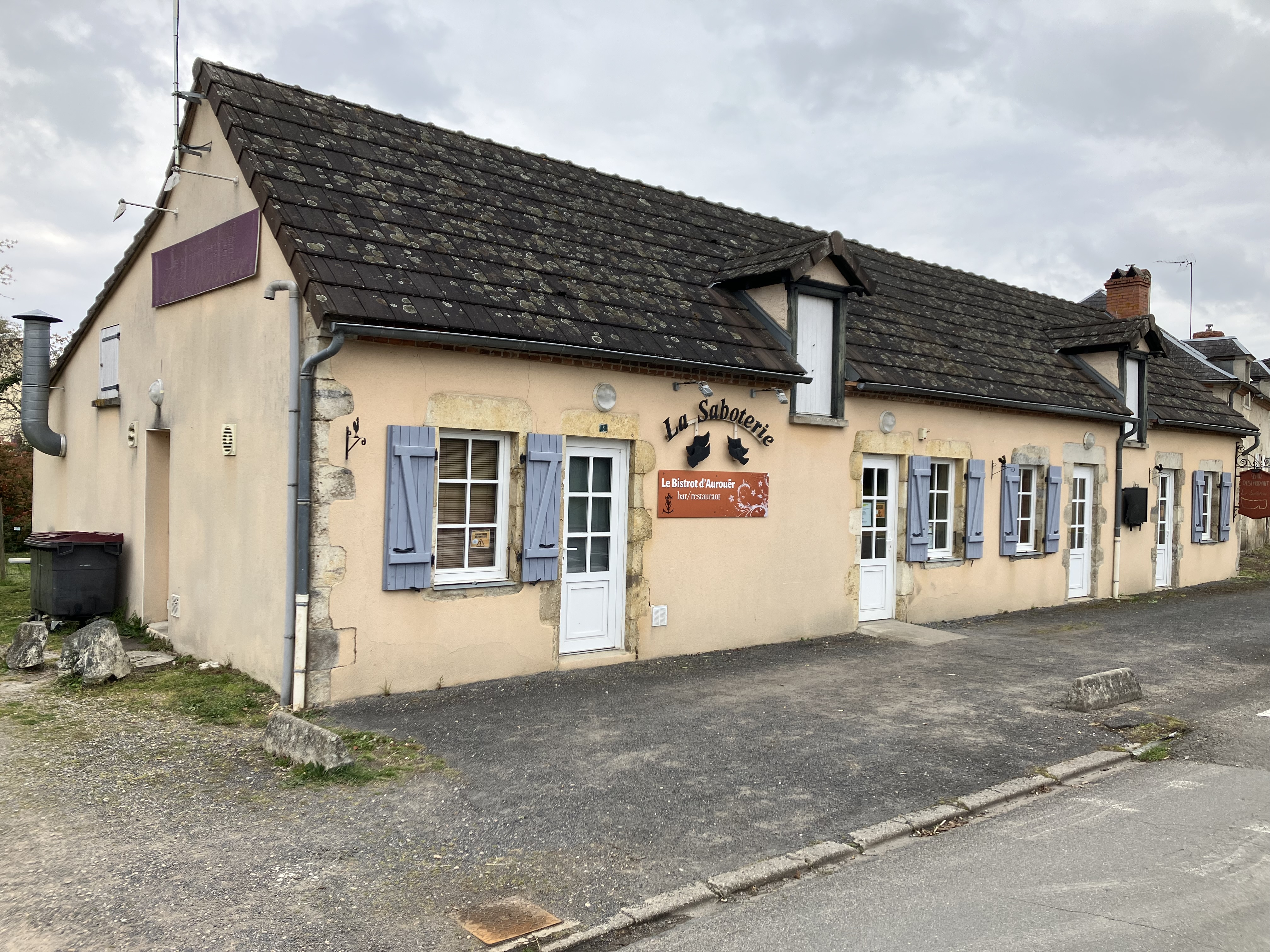 Bail commercial.

Bar restaurant situé à une quinzaine de kilomètres de Moulins-Sur-Allier (03).
A  proximité de la Route Nationale 7 et de l'Arborétum de Balaine.

- Cuisine fonctionnelle
- Licence IV 


Repreneur souhaitant un local prêt à exploiter.

Salle du bar 26,72 m2
Salle du restaurant 45,00 m2.
Terrasse extérieure

Loyer 489 €