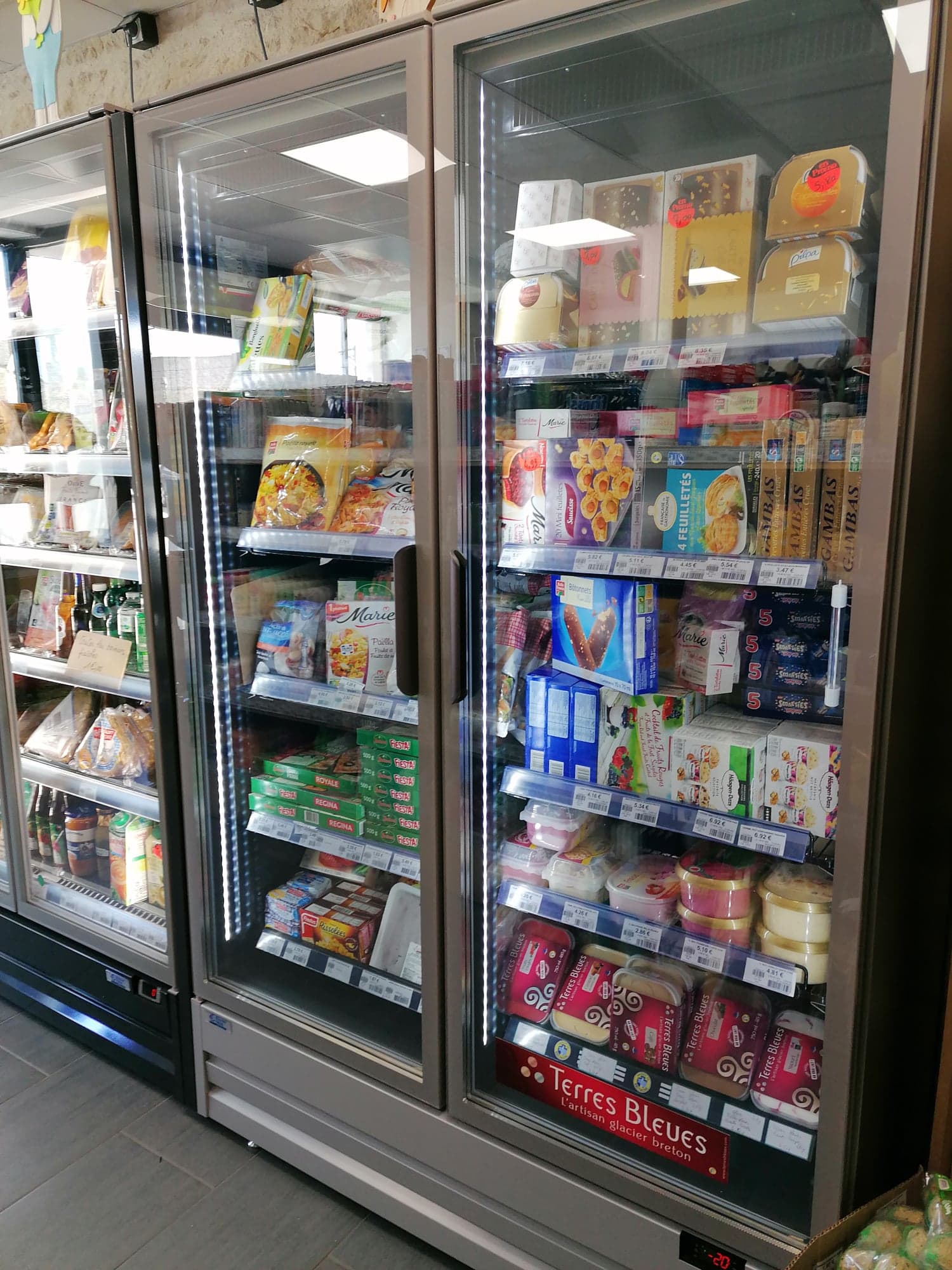 Je vends mon fond de commerce dans un village en Morbihan, en centre Bretagne, situé à une heure de chaque grande ville et côtes, entre Pontivy et Guemené sur Scorff (pays de l'andouille).

Je le vend suite au décès de mon conjoint en juin dernier, je me retrouve donc seule à gérer l'établissement.

Il se compose d'une belle épicerie, d'un bar et d'une friterie burgers ouvert le Week end en soirée.

La friterie étant situé dans un container juste à côté de la terrasse, elle peut être vendue séparément si les personnes ne la souhaitent pas.

Le commerce est pourvu de deux parkings et se situe face à l'église et à la mairie de la commune.