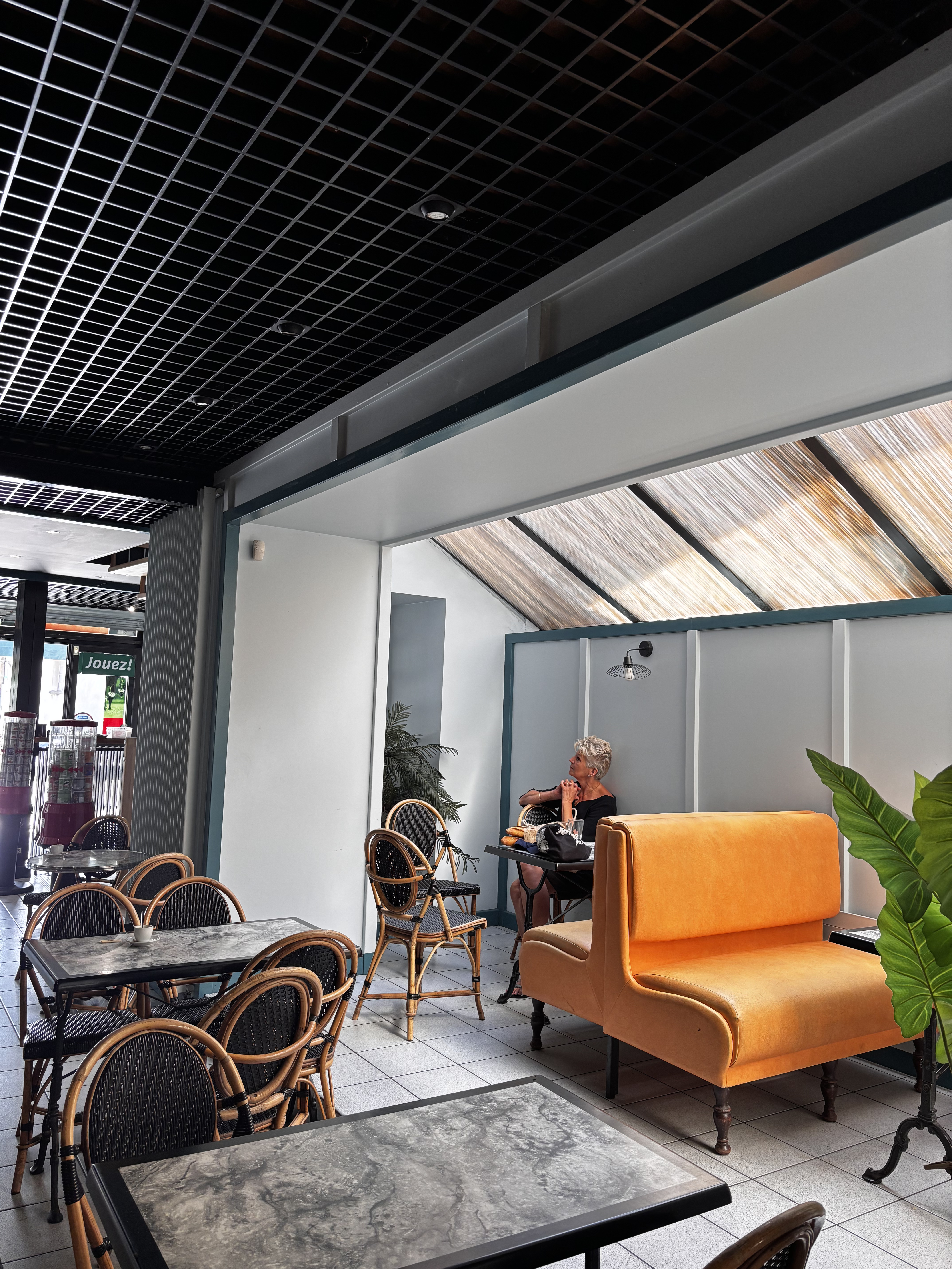 🚨  RECHERCHE REPRENEUR POUR BAR – TABAC – PRESSE 🚨
📍 Marvejols (Lozère)

Prix de vente : 270 000 €

À Marvejols, en Lozère, nous proposons à la vente un commerce de proximité réunissant plusieurs activités et services : bar, tabac, presse, PMU, FDJ et relais colis.

Grâce à cette diversité d’activités, l’établissement bénéficie d’une clientèle variée et régulière, avec plusieurs motifs de fréquentation au quotidien.
L’établissement propose notamment :

☕ Bar
🚬 Tabac
📰 Presse
🏇 PMU
🎟️ FDJ
📦 Relais colis

Cette complémentarité en fait un véritable commerce de proximité, au cœur de la vie locale.

Autre atout majeur : le commerce est vendu avec un appartement situé directement au-dessus du bar. Le logement dispose de 3 grandes chambres, offrant un espace confortable pour une famille et permettant de vivre sur place, avec tout le confort que cela représente pour une activité de commerce.

Ce commerce peut convenir à un couple ou à une personne souhaitant reprendre une activité déjà diversifiée tout en bénéficiant d'un logement sur place.

L'ensemble constitue une opportunité intéressante pour s'installer à Marvejols, développer une activité de proximité et construire un nouveau projet professionnel et familial. Située au cœur de la Lozère, Marvejols offre un cadre de vie agréable au cœur d’un territoire préservé, entre nature, authenticité et dynamisme local !

Prix de vente : 270 000 €

Pour obtenir davantage d'informations sur le commerce, le logement, l'activité et les modalités de reprise, n'hésitez pas à nous contacter.