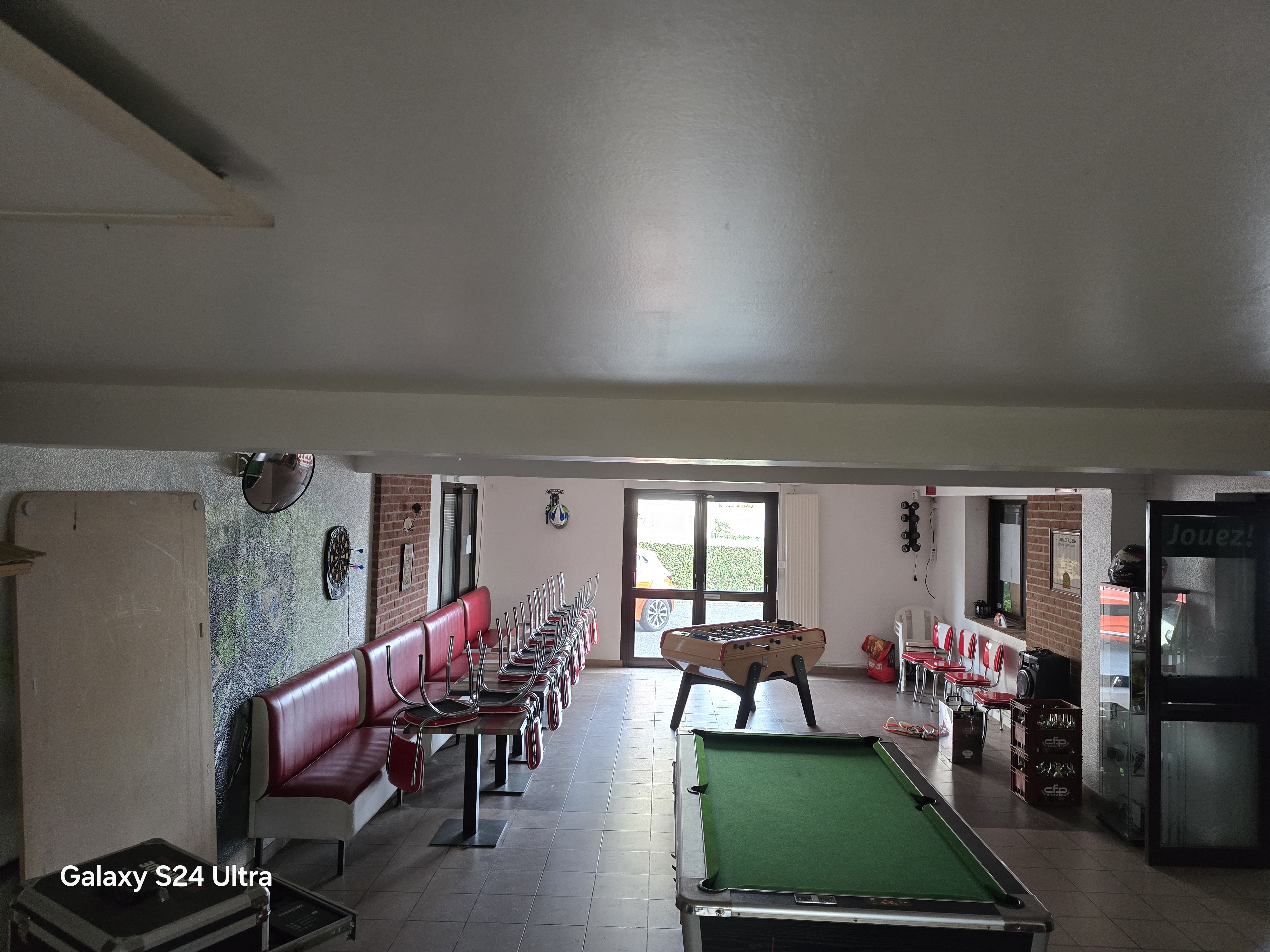 Vend Bar tabac pmu fdj snack dans village dynamique et animée avec 
  possédant plusieurs commerce  possedant places de parking  dont 1 pmr avec acces et toillettes,    250m2 pour le commerce avec logement de 175m2 mobilier et cuisine récente professionnel , possédant billard , baby foot , patio,terrasse équipé, sécurisée sur extérieur par volet et anti voiture bélier
