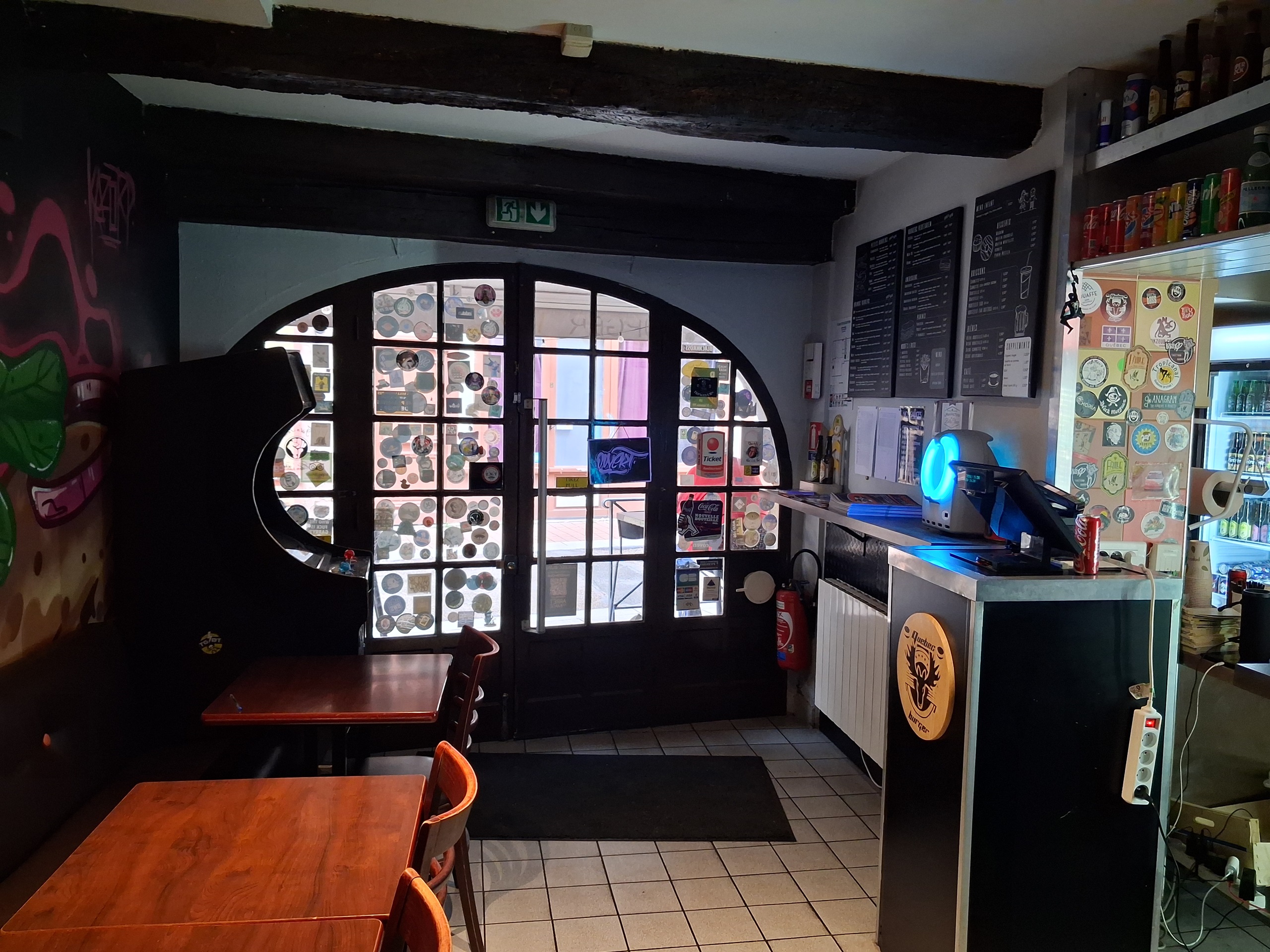 À reprendre : Québec Burger – Adresse emblématique du cœur de Cluny (71)
	Chiffres clés : CA : 231.000 €, Valeur Ajoutée : 29,2%
	Un emplacement stratégique et vivant : Situé en plein cœur du centre historique de Cluny, sur une rue commerçante à fort passage (piétons et véhicules), à proximité immédiate de boutiques dynamiques (mode, déco, caviste, coiffeur, bijouterie).
Cluny bénéficie d’une zone de chalandise attractive (30 000 habitants à 25 min) et d’un flux touristique de 250.000 visiteurs/an (Abbaye, Haras National, Arts & Métiers, évènement Gadz’Arts, Taizé).
	Un concept simple et performant : Burgers maison, nuggets, options végétariennes, formules adaptées à tous les budgets ; 70 % des ventes à emporter / 30 % sur place (12 couverts en salle + 10 en terrasse) ; Clientèle fidèle : étudiants, familles, touristes.
	Les atouts de l’entreprise : 1 salariée expérimentée (5 ans d’ancienneté), autonome et polyvalente ; belle notoriété et image qualitative.
	Outil de travail fonctionnel : cuisine spacieuse et équipée, matériel complet et entretenu (friteuses Fry Master, plaque induction, frigos, caisse tactile…) ; loyer : 556,85 € TTC/mois ; Accessibilité PMR en salle.
	Affaire à céder pour déménagement hors région, accompagnement proposé, montant souhaité : 192.000€ pour le fonds