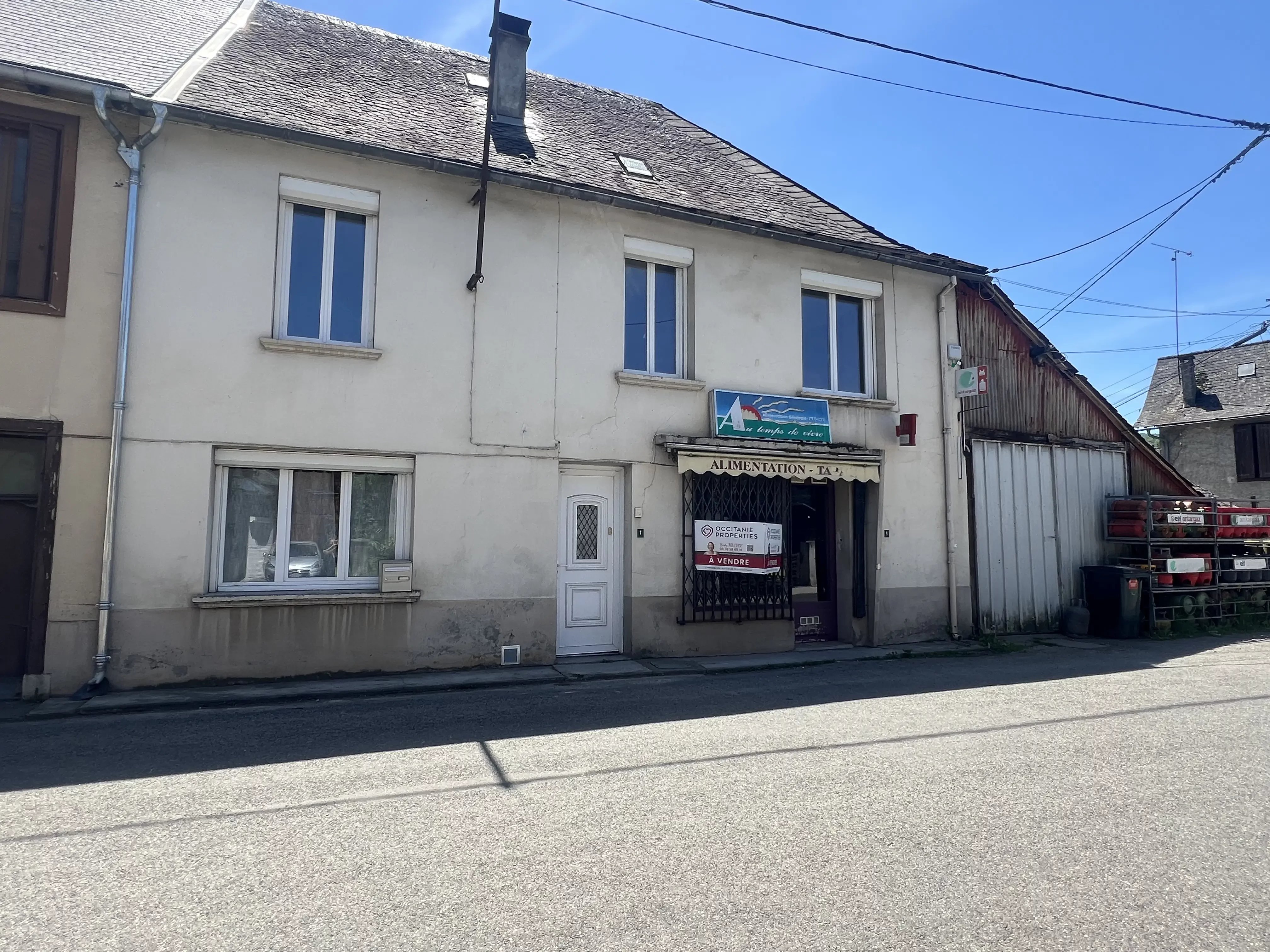 Dans le charmant village d’Argein, découvrez cette belle maison de village de 122 m² offrant de beaux volumes et de multiples possibilités ainsi que son local commercial attenant. 

Dès l’entrée, un couloir dessert un espace de vie chaleureux comprenant un séjour avec poêle et une cuisine ouverte, pour une surface totale de 29,56 m². À l’étage, vous trouverez quatre chambres spacieuses, allant de 11 m² à 18 m², ainsi qu’une salle d’eau avec WC entièrement rénovée (4,92 m²).

À l’extérieur, une agréable cour, soigneusement entretenue et entièrement clôturée, dispose d’une terrasse couverte idéale pour profiter des beaux jours, avec une vue dégagée sur les montagnes et les champs environnants.

Attenant à la maison, un local commercial offre de nombreuses opportunités : agrandissement de l’habitation principale, création d’une activité professionnelle ou encore projet locatif. Cette Ancienne épicerie au coeur du village manque aux habitants et a besoin de retrouver vie, que ce soit au travers d'une nouvelle épicerie, d'un snack, d'un salon de thé, les possibilités sont infinis . Un hangar de 53m2 complète ce bien permettant un grand stockage.

Un bien rare, alliant cadre de vie agréable et potentiel d’aménagement.