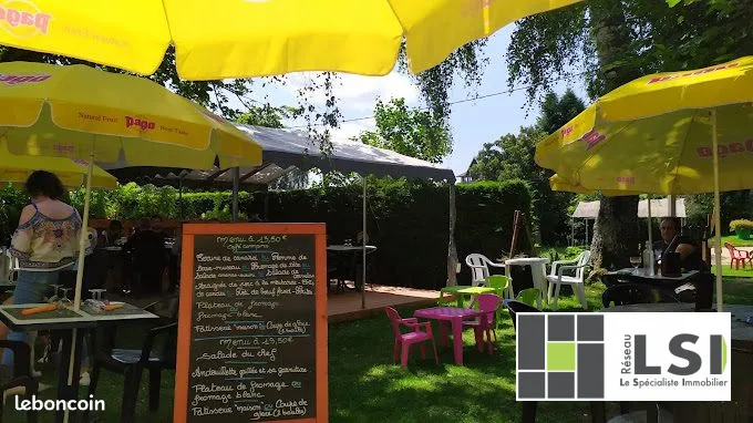Bar, restaurant 336 m² à Saint-Germain-l'Herm.
A vendre bar licence 4 et restaurant dans une zone à fort passage touristique sur la route de Gaspard des montagnes. Comprenant une salle de restauration de 45 couverts et une zone bar ainsi qu'une terrasse de 50 couverts en saison estivale. Une cuisine équipée et professionnelle et d'autres matériels complètent ce bien. L'établissement est tenu depuis plus de 30 ans par la même famille et a une bonne clientèle d'habitués.  Un appartement complète le bien, il comprend un séjour/salle à manger et coin cuisine, 3 chambres (possibilité d'en créer plus), une salle d'eau et un salon/bureau sous rampants. Pour l'appartement DPE - D et GES - D Pour la partie commerciale DPE et GES - VIERGE (consommations non exploitables)
