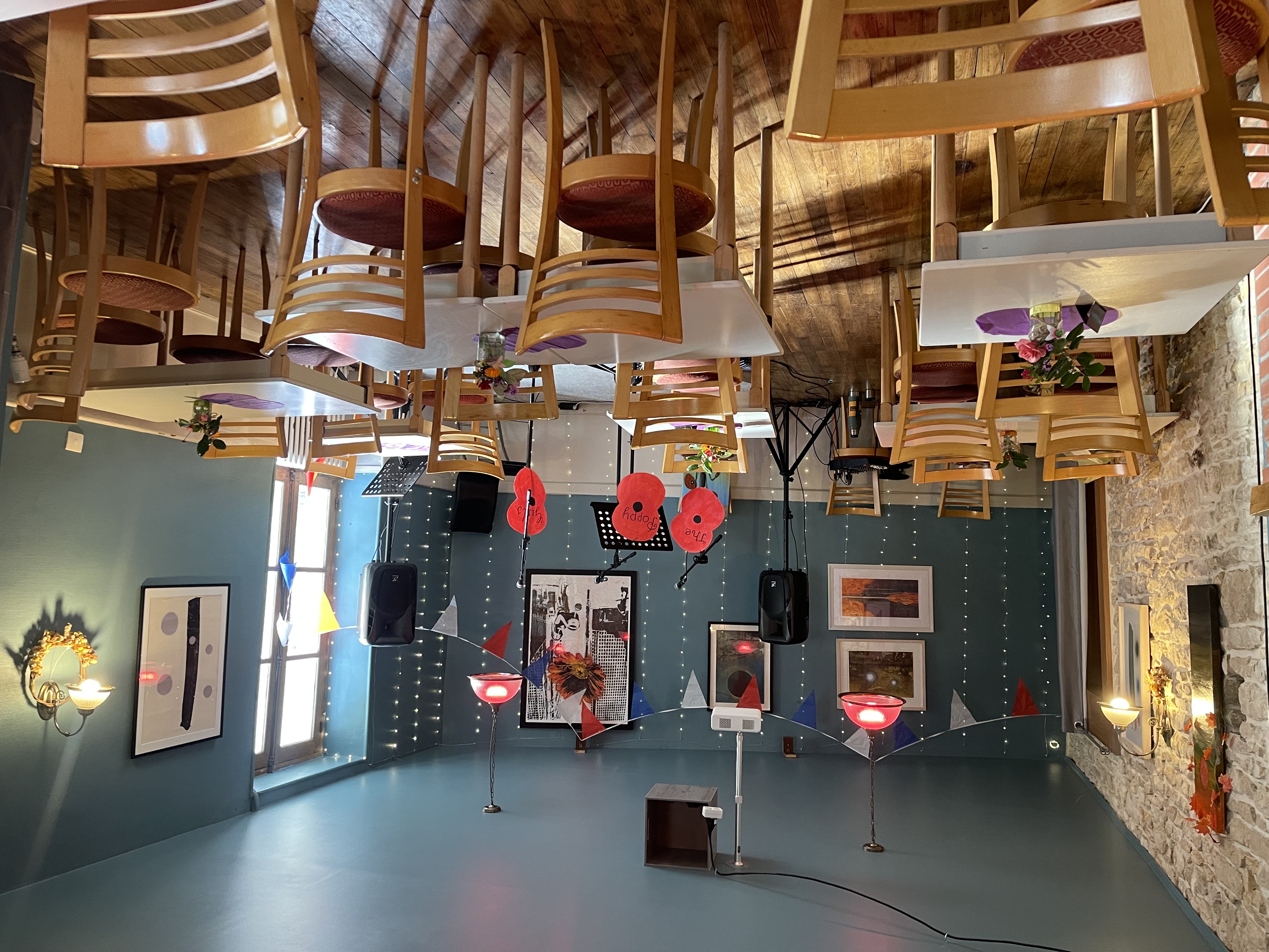 Au cœur de la Vienne, près de la D741 menant à Poitiers, l'Hôtel du Diamant est situé dans le village très prisé de Mauprevoir, traversé par la rivière Clain qui alimente le lac voisin. L'hôtel bénéficie d'un emplacement magnifique, avec un château et une église médiévale, imprégné de l'histoire de la région où il joue un rôle important depuis sa création en 1850. De nombreuses promenades agréables entourent l'hôtel, qui se trouve à proximité de l'hippodrome national du Val de Vienne. L'hôtel est situé au centre du village, qui est bien desservi par un supermarché Coop, une pharmacie, des coiffeurs et un centre médical, tous accessibles à pied depuis l'hôtel, avec de nombreuses places de parking gratuites disponibles.

L'hôtel comprend un bar et un salon-restaurant, équipés de tout le mobilier, la vaisselle, les verres, un lave-verres, une machine à café italienne et une machine à glaçons. La cuisine est équipée d'appareils professionnels de haute qualité pour la préparation, la cuisson et le lavage de la vaisselle. Il y a une terrasse extérieure, avec des sièges et des parasols, et une scène pour les concerts. À l'étage, l'hôtel dispose de cinq chambres, dont deux chambres doubles avec salle de bain privée, deux chambres à deux lits et une chambre simple avec salle de bain commune. Tout le mobilier, la literie, les serviettes, etc. sont inclus dans la vente. Il y a également un appartement confortable de trois chambres pour les nouveaux propriétaires. 

La clientèle actuelle comprend des résidents et des visiteurs français et internationaux. Il est également possible d'attirer des artisans et des travailleurs de passage pendant la journée pour le déjeuner. Le bar s'est forgé une réputation populaire pour ses concerts live le soir, en particulier pendant les mois d'été.
 
Une visite est fortement recommandée. Les offres sérieuses et raisonnables seront prises en considération.