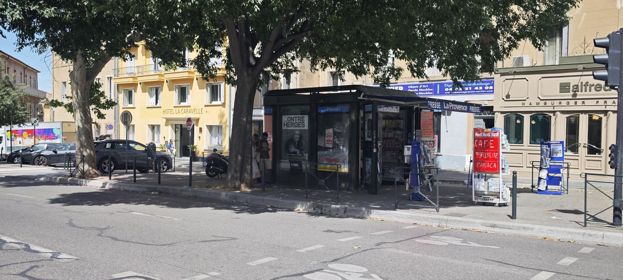 Sur un très bel emplacement au cœur du quartier du quartier historique de Aix en Provence, nous vous proposons d'être un acteur local en devenant kiosquier « presse – loto – multiservices ».

En tant que gérant indépendant enregistré au Registre du Commerce (non salarié, SAS, SASU, SARL, EURL, EI, micro-entreprise…), vous animerez ce kiosque.

Vous disposerez de ce kiosque de 15m² sans droit d’entrée, sans investissement dans un pas de porte ou fonds de commerce avec de faibles charges :

Loyer 200€ HT mensuel, dépôt de garantie 720€
Electricité
Assurance
Routeur ou box 4G
Caisse informatisée spécifique à la presse(Strator, Bimedia, JDC…): entre 80 et 100€/mois
Un fond de roulement/trésorerie d'au moins 5000€ est conseillé pour votre fonctionnement
Contrat de 2 ans renouvelable jusqu'en décembre 2033 (le renouvellement de la convention "kiosque" sera étudié après cette date)

Un agrément de diffuseur de presse en effectuant une formation obligatoire vous sera délivré. Le dépôt de presse CPMM (à Gignac la Nerthe) vous informera des conditions et vous expliquera le métier ; aussi, il vous livrera quotidiennement les journaux.

Un autre dossier sera à présenter pour les jeux (PMU/ “la Française des Jeux/FDJ”). Prévoyez 2 à 3 mois avant une ouverture(avec les jeux).

Les activités exercées sont principalement, la presse :

Presse nationale(commission 23%) et régionale(commission 14%)
Les jeux de la Française des jeux (FDJ): jeux de grattage, tirage (commission 5%)
Les souvenirs, les cartes postales, librairie, petits relais colis, bimbeloterie…
Les boissons, les glaces emballées, les confiseries, la conciergerie…

Nous pourrons étudier ensemble d'autres services pour le kiosque (artisanales ou autres).

Vos revenus proviendront des commissions

Les jours et horaires d'ouverture seront établis ultérieurement mais généralement, 8h à 12h30 et 15h30 à 18h toute la semaine ; adaptable au gré des saisons.
(Vous pouvez bien entendu prévoir un jour de fermeture comme le lundi et ouvrir le dimanche matin qui généralement est un jour à fort potentiel)

Je reste à votre écoute pour vous apporter plus de détails.