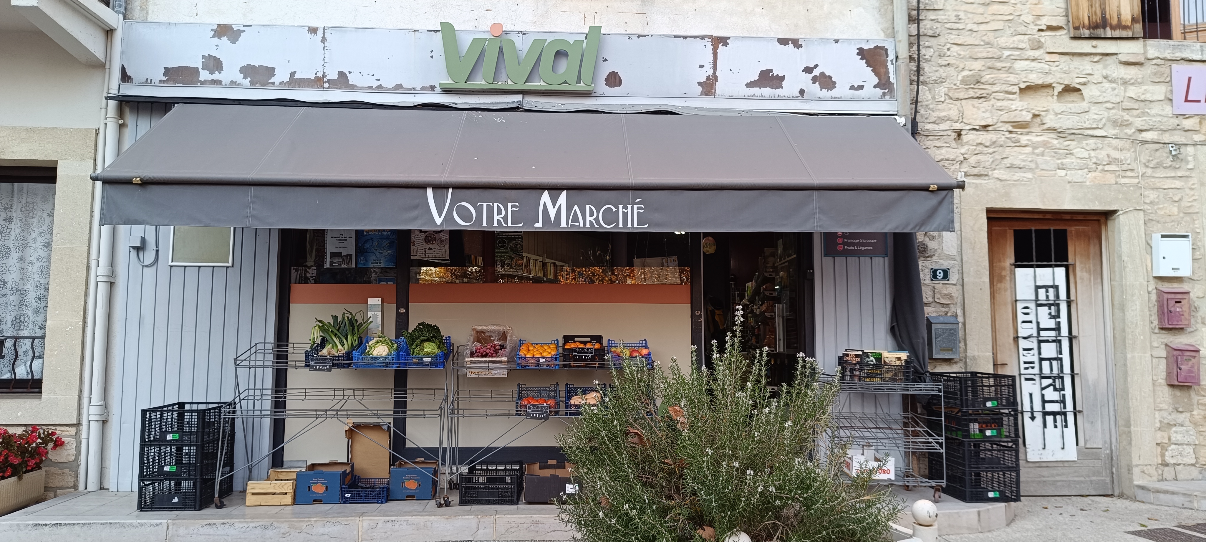 À VENDRE - FONDS DE COMMERCE 
—----------------------------------------
9 PLACE JOSEPH COMTÉ 30430 BARJAC

Épicerie « VIVAL » située en plein coeur du village de Barjac. Emplacement idéal pour fidéliser aussi bien une clientèle locale que touristique, notamment en période estivale

Épicerie Familiale et de village depuis 1966
Recettes régulières
Surface de vente de 56m² + Cave et Chambre Froide 
40 000 €

Fonds de commerce à vendre en prévision d’un départ à la retraite en Octobre 2025

Visites possibles dès maintenant en me contactant par téléphone au 0466245080 ou au 0475882403 ou en venant en discuter directement sur place à l’adresse suivante 9 Place Joseph Comté 30430 Barjac.