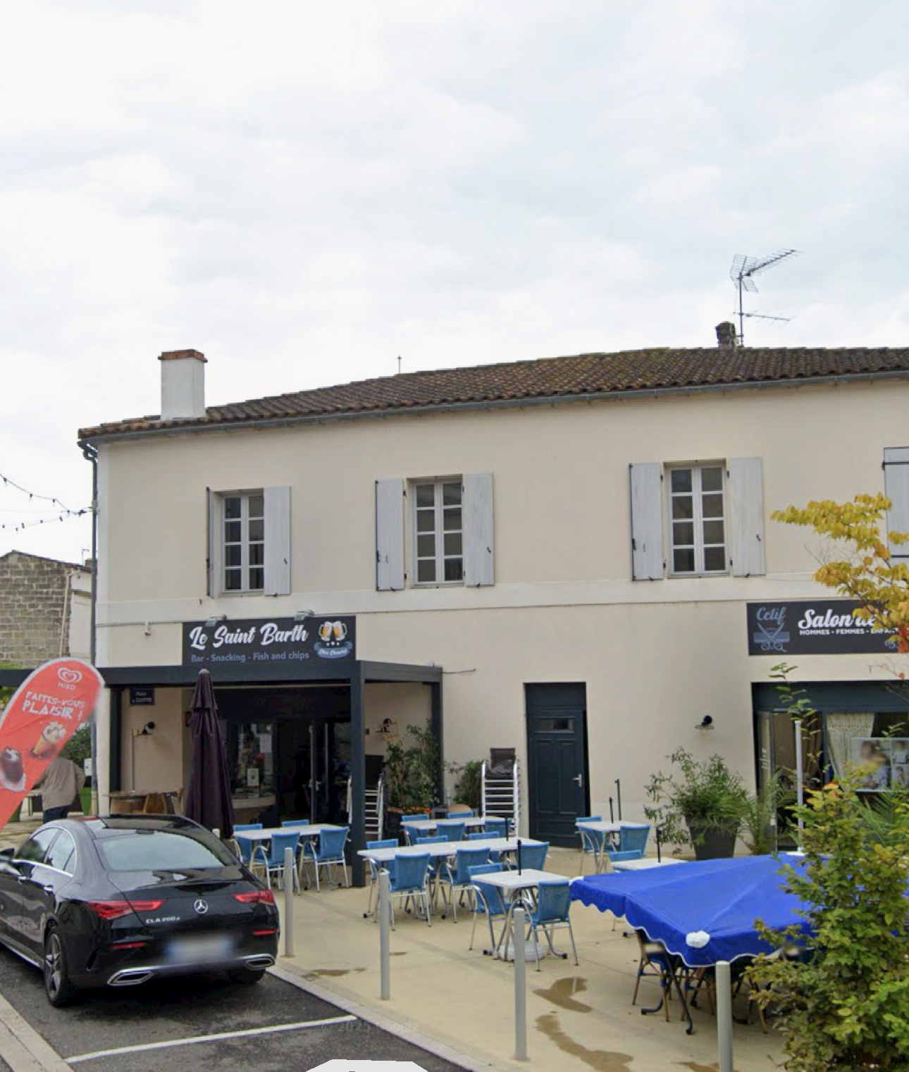 Commune de 600 habitants, dynamique, avec écoles, services, situé sur un axe passant, dans centre-bourg rénové, cherche gérants pour reprendre le tabac-presse épicerie.

Cette activité a été enracinée pendant des décennies. La gérante, âgée, a préféré placer le commerce en liquidation il y a 18 mois au lieu de chercher un repreneur. Le CA était pourtant au rendez-vous : entre 350 et 400 000 €uros. 

La procédure a été longue mais nous y sommes parvenus : la commune a racheté au tribunal le fonds de commerce afin de conserver le débit de tabac. 

Les locaux appartiennent à des privés et le fonds de commerce et le débit de tabac est donc communal. 

Vous aurez donc un total de 1200 €uros à payer chaque mois de loyer pour le local et le fonds de commerce vous permettant de bénéficier du débit de tabac.

Il y a environ 40 000 €uros de travaux (devis effectués) à mettre pour relooking et mise aux normes. C'est un montant qui peut obtenir entre 50 et 80% de subventions. 

Désormais, alors que le bar - restaurant a été repris il y a 3 mois et que la boulangerie - pâtisserie réouvre en septembre, il est temps de compléter l'offre commerciale en coeur de bourg où tout peut se faire à pied et est facilement accessible !

L'avantage de la formule proposée ? Un investissement à faire quasi nul et un loyer attractif par rapport à la surface de vente globale (150 m2 environ) pouvant séduire de nombreux profils. Des aides publiques sont possible pour tout changement de matériel ou complément à effectuer selon les souhaits. 

Classée en Zone de Revitalisation Rurale (FRR), si vous créez votre entreprise ici, vous aurez 5 ans d'exonération d'impôts sur le revenu puis 2 ans supplémentaires dégressifs. 

Venez redonner vie à ce lieu qui est longtemps emblématique dans la commune et sur le territoire. Axe passant : 2500 à 3500 véhicules par jour, bassin de vie de 2500 habitants environ, 5 communes alentours viennent dans nos écoles ici. A l'échelle du territoire, et des communes limitrophes ne possédant aucun commerce et service public, nous incarnons une centralité intéressante pour l'attractivité des commerces.

A saisir, beau potentiel !