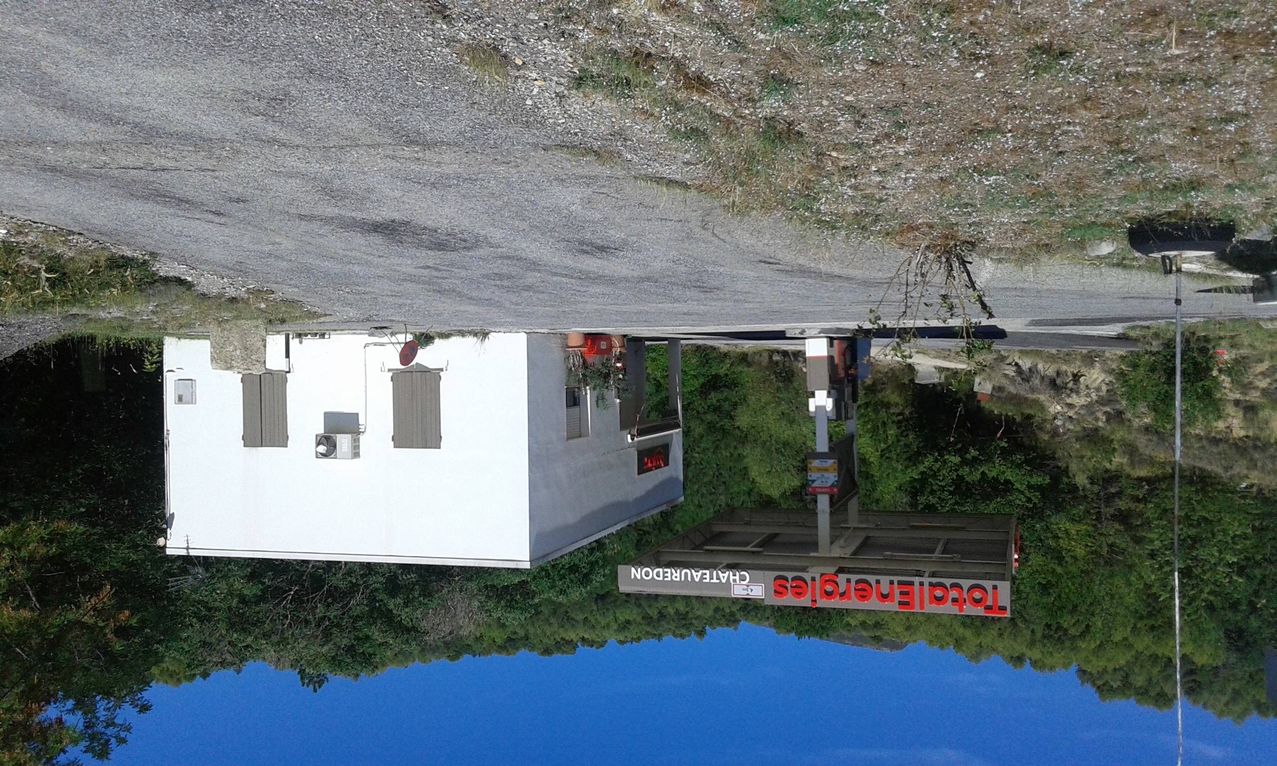 Idéalement située en bordure de la RN85, la célèbre route Napoléon, cette station service bénéficie d'une visibilité exceptionnelle et d'n accès facile pour les automobilistes. 
Le local de 73 m² est aménagé de manière fonctionnelle, comprend les éléments suivants : 
-Un espace bureau/vente 
-Une pièce comprenant un espace cuisine, un salon et une salle à manger
-Une salle de douche avec WC
-Un garage pour le stockage et l'entretien des équipements
Ce bien est vendu sur une parcelle de terrain généreuse de 1735 m², offrant de nombreuses possibilités d'expansion ou d'aménagement personnalisé. 
La vente du fond de commerce et des murs ne pourront être dissociés. 
Que vous cherchiez à poursuivre une affaire existante ou à développer quelque chose de nouveau, cette station-service située sur une route très fréquentée, vous offre une base solide pour votre succès. Il s'agit d'une entreprise établie qui a déjà fait ses preuves et qui est prête à être reprise par un nouveau propriétaire ambitieux.