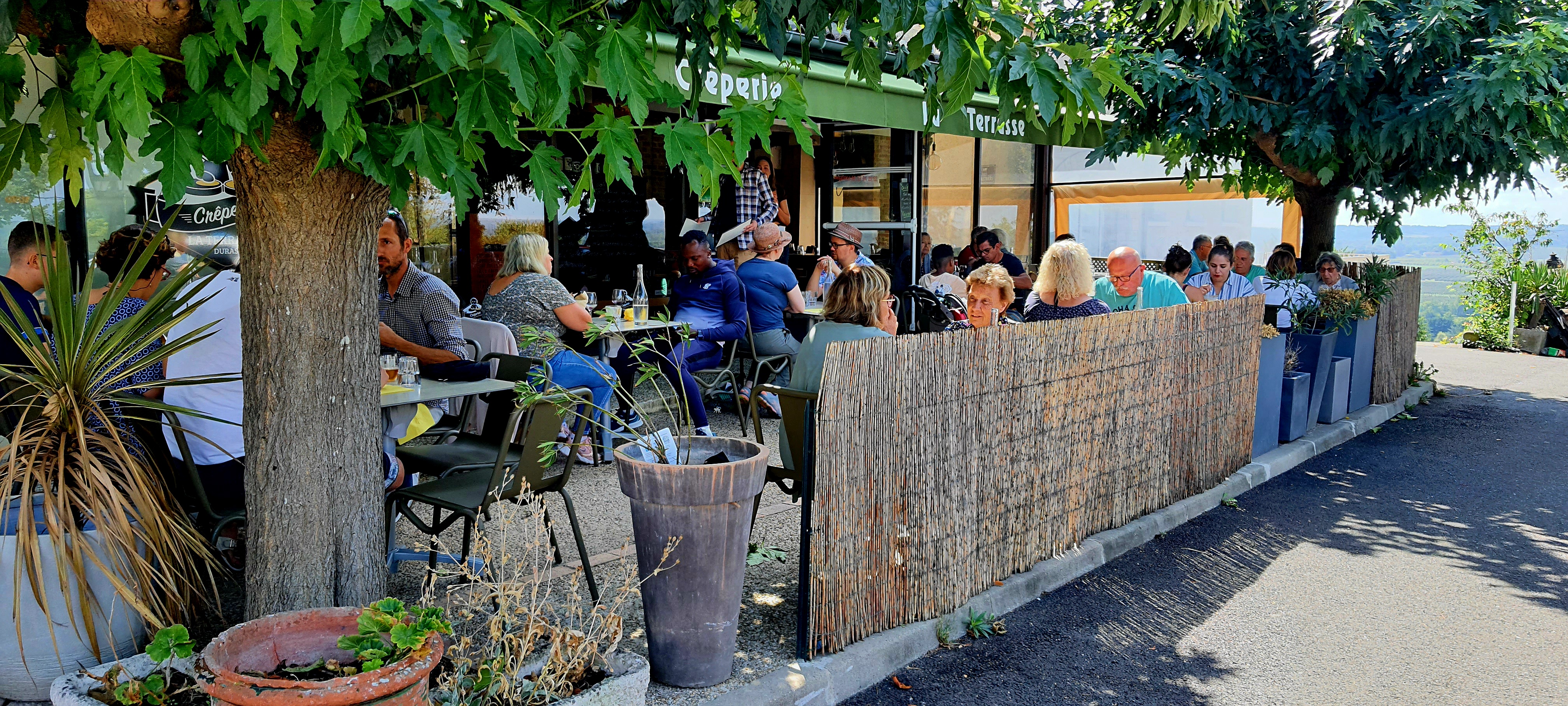 Restaurant Crêperie - 30 Places Intérieure & 30 Places Terrasse - Idéal Jeune Couple 1ere Affaire - beau Potentiel avec le Château de Duras juste en Face - de Nouvelles Idées seront les bienvenus n'hésitez pas, moi je prépare ma Doucement ma Sortie ( Retraite ). Éric.
