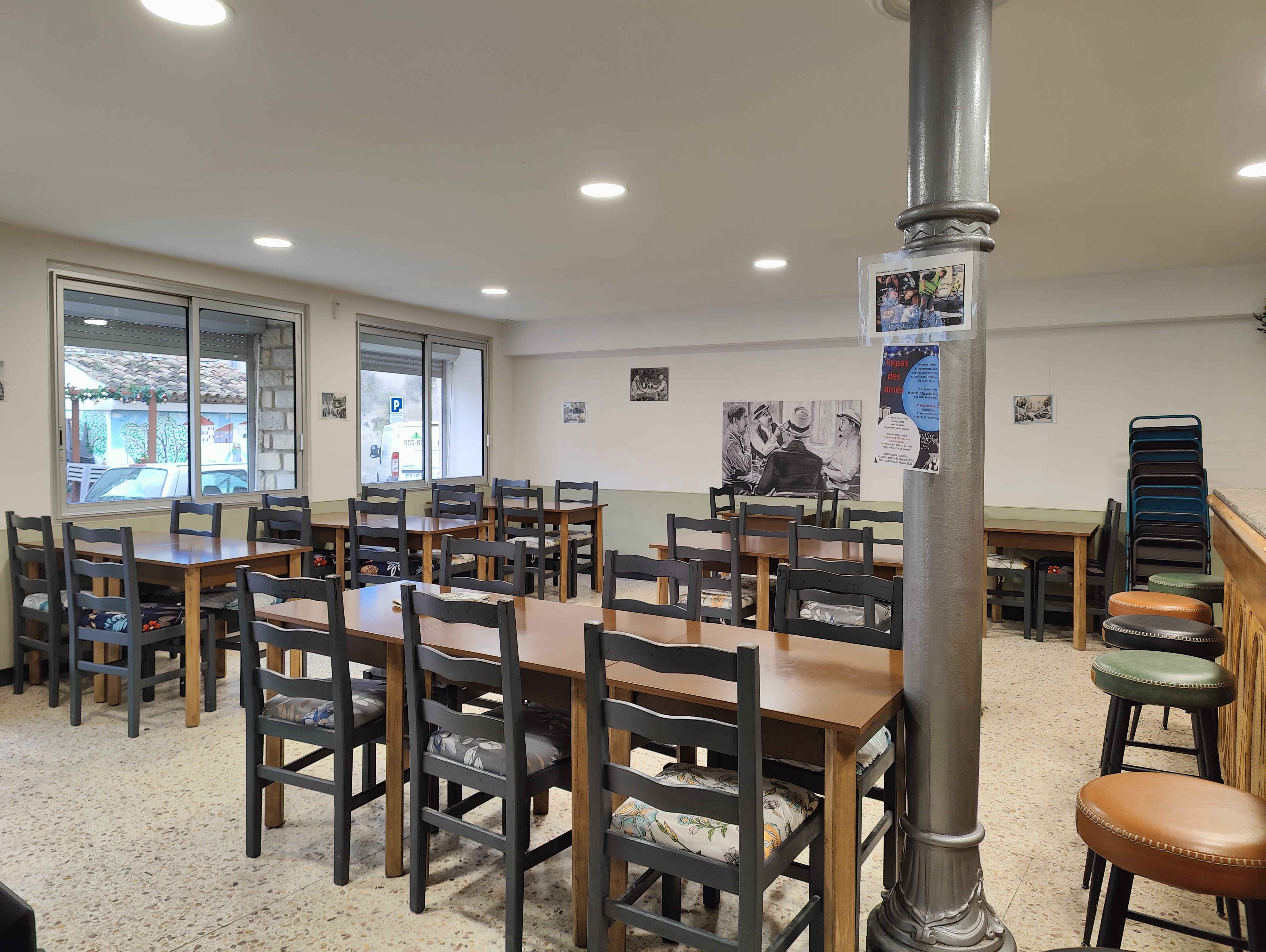 Fond de commerce de bar à vendre, cause décès.
Licence 3.

Petit bar de village situé à la Roquebrussanne (83) avec une clientèle fidèle, bien placé au centre du village. Gros potentiel à développer si motivé (plat du jour, soirs, weekends, soirées à thèmes...).
30 places assises, petite cuisine, avec 1 terrasse en face du bar.

CA: 75 000€
Prix: 38 000€ (possibilité de négocier, dans la limite du raisonnable)