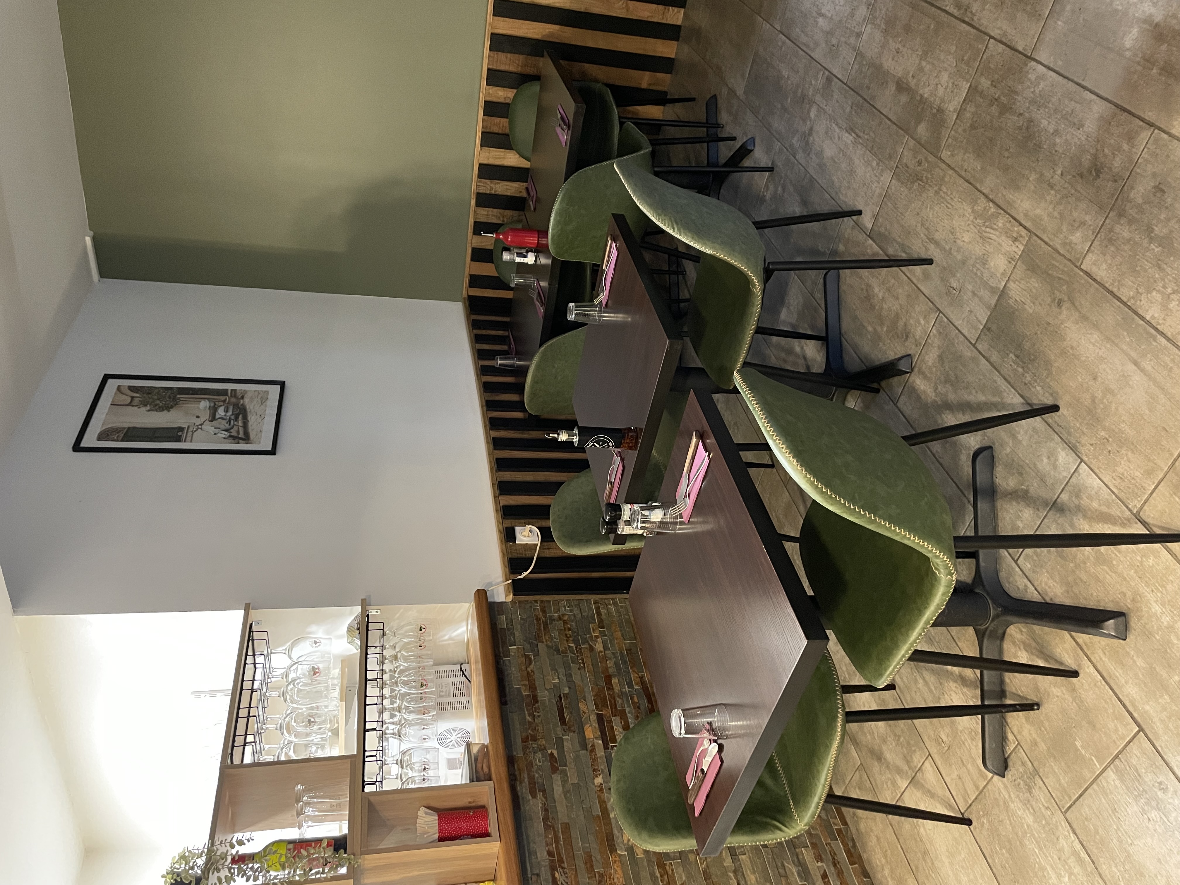 Bonjour,

Après quelques années d’exploitation, nous mettons en vente notre fond de commerce implanté dans un village de 2500 habitants. 
Pizzeria majoritairement (quelques plats à la carte autrement). Capacités 20 couverts en intérieur et 20 à l’extérieur. 
Ouverte toute l’année, grosse activité les deux mois d’été notamment. 
245k CA dernier bilan
2 gérants + 1 salarié à l’année mais cette affaire serait idéal pour un couple de gérant à l’année et saisonnier à partir de mai (ouverture de la terrasse)
Cuisine refaite à neuf l’an passé. 
Prix de vente: 120k