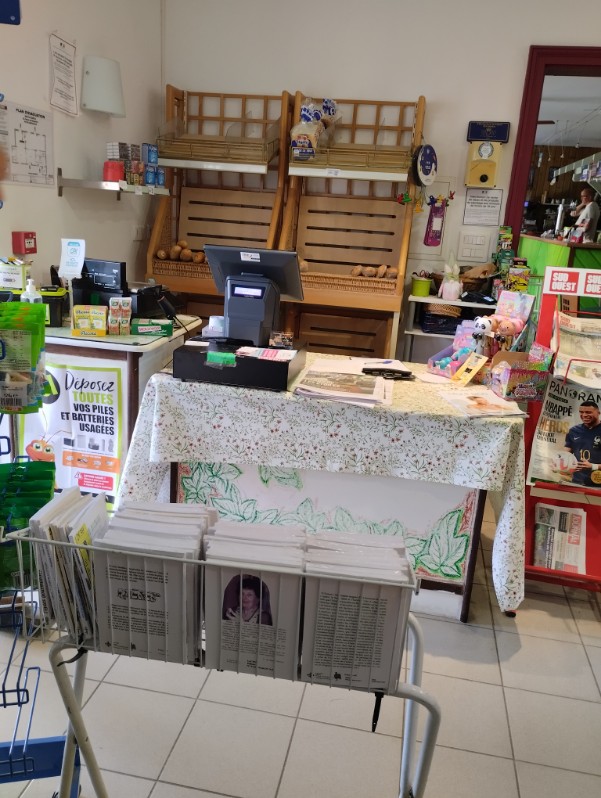 A vendre fonds de commerce pour raison de santé , licence 4, épicerie (livraison possible aux alentours ) , bar brasserie dépot de pain FDJ amigo tv, gaz ,presse relais CA , colis UPS 

terrasse 16 places , intérieur 14 places bar , 14 places petite salle 

terrain de pétanque , agence postale , école, fetes du village week end du 8 mai ,
pour 2 personnes de préférence 

bail commercial avec logement , 3 chambres , cuisine ( congélateur , frigo, four , piano..) sauf lave vaisselle personnel 
loyer 820e / mois 

Annonce sérieuse merci de respecter
