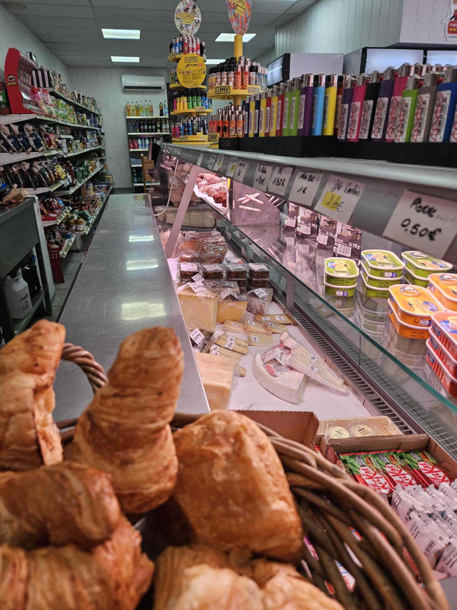Je vends mon fond de commerce, car je fais une reconversion professionnelle.
L'entreprise est rentable, son chiffre d'affaire augmente chaque année.
La boutique se situe à Carcassonne, proche du canal du midi et de la gare. Installée depuis 7 ans, elle détient une clientèle fidèle. L'épicerie attire les touristes grâce à la cité de Carcassonne ( patrimoine mondial de l'UNESCO), les festivals à proximité, le tour de France (qui passe juste devant) et les bateaux sur le Canal du midi.

Les services proposés:
-Epicerie libre service
-Boissons fraiches
-Dépôt de pain et viennoiserie
-Sandwiches préparés à la minute
-Fromages et charcuterie à la découpe.
-Granita
-Boissons chaudes à emporter
-Livraison de course grâce à son site internet facile d'utilisation
- Impression de documents

L'espace de vente compte 85 m² avec:
-2 climatisations réversibles avec groupe extérieur
- 6 vitrines à boisson, simple porte, réfrigérées plus 2 (une Coca-cola et une Monster ) mis à disposition par coca-cola.
- 4 vitrines double porte, réfrigérées
- 1 vitrine négative 3 portes
- 1 vitrine bouchère de 3 mètres
- 1 congélateur coffre
-Machine à Granita 6 cuves

et du matériel annexe plonge, table de découpe, trancheuse, couteau, balance, caisse enregistreuse, compteur de pièces, étagère... etc.

L'espace de stockage est de 185 m² environ, il comprend :
- Un garage pour 2 véhicules 
- Un bureau spacieux et sécurisé
- De nombreuses étagères et la possibilité de stocker des palettes.
-Une grande chambre froide positive de  3 m² environ
-Une chambre froide double porte positive
-Une chambre froide négative
-Un gerbeur manuel
Ainsi que la possibilité de se faire livrer à la porte de la réserve.
L'épicerie est équipée de 8 caméras de surveillance, détecteur de mouvement, alarme intrusion et  panique.
Arrêts minute et espace livraison devant la boutique.
Le stock est à évaluer avant la vente (possibilité de le réduire avant la vente)