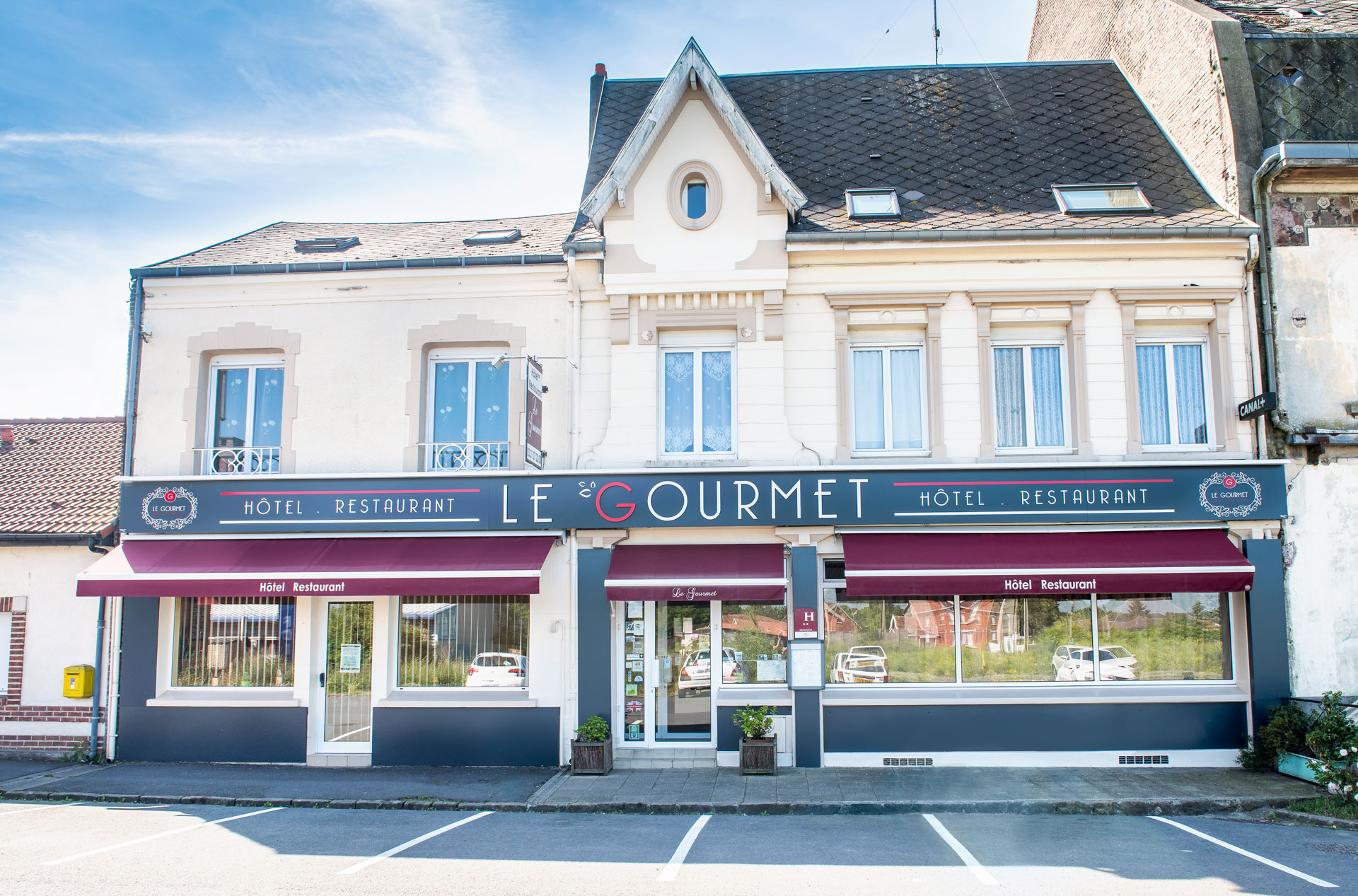 La Communauté de Communes du Sud-Artois est un territoire principalement rural composé de 64 communes et 28 000 habitants, situé au cœur des Hauts-de-France, entre Paris, Lille et Amiens. Il s'agit d'un avantage géographique non négligeable, d'autant plus que l'autoroute A1, reliant Paris et Lille, est accessible et mène directement à Bapaume, au cœur du territoire. En termes de mobilité, les possibilités sont vastes !
Le Sud-Artois est un territoire avec une forte activité économique, dans les différentes zones d'activités, mais également via les nombreux producteurs locaux, autoentrepreneurs, artisans, industries... La collectivité soutient et accompagne de très près ces différents acteurs, facteurs essentiels de l'attractivité de notre territoire. L'arrivée prochaine du Canal Seine Nord Europe sera également l'occasion de dynamiser encore plus notre terroir.
Dans le cadre d'un départ en retraite en  centre ville de Bapaume, un hôtel restaurant est à vendre pour cause de retraite.
Cet établissement est composé :
- 8 chambres catégorie 2* avec salle de bains et wc privés en très bon état,
- 2 salles de restauration à rafraîchir,
- 1 terrasse,
- 1 parking fermé pouvant contenir 6 véhicules,
la cuisine est familiale avec des produits locaux, 40 à 60 couverts sont servis le midi.


Pour toutes informations complémentaires vous pouvez contacter Laurence DERON : lderon@cc-sudartois.fr ou par téléphone au 06.48.82.37.39