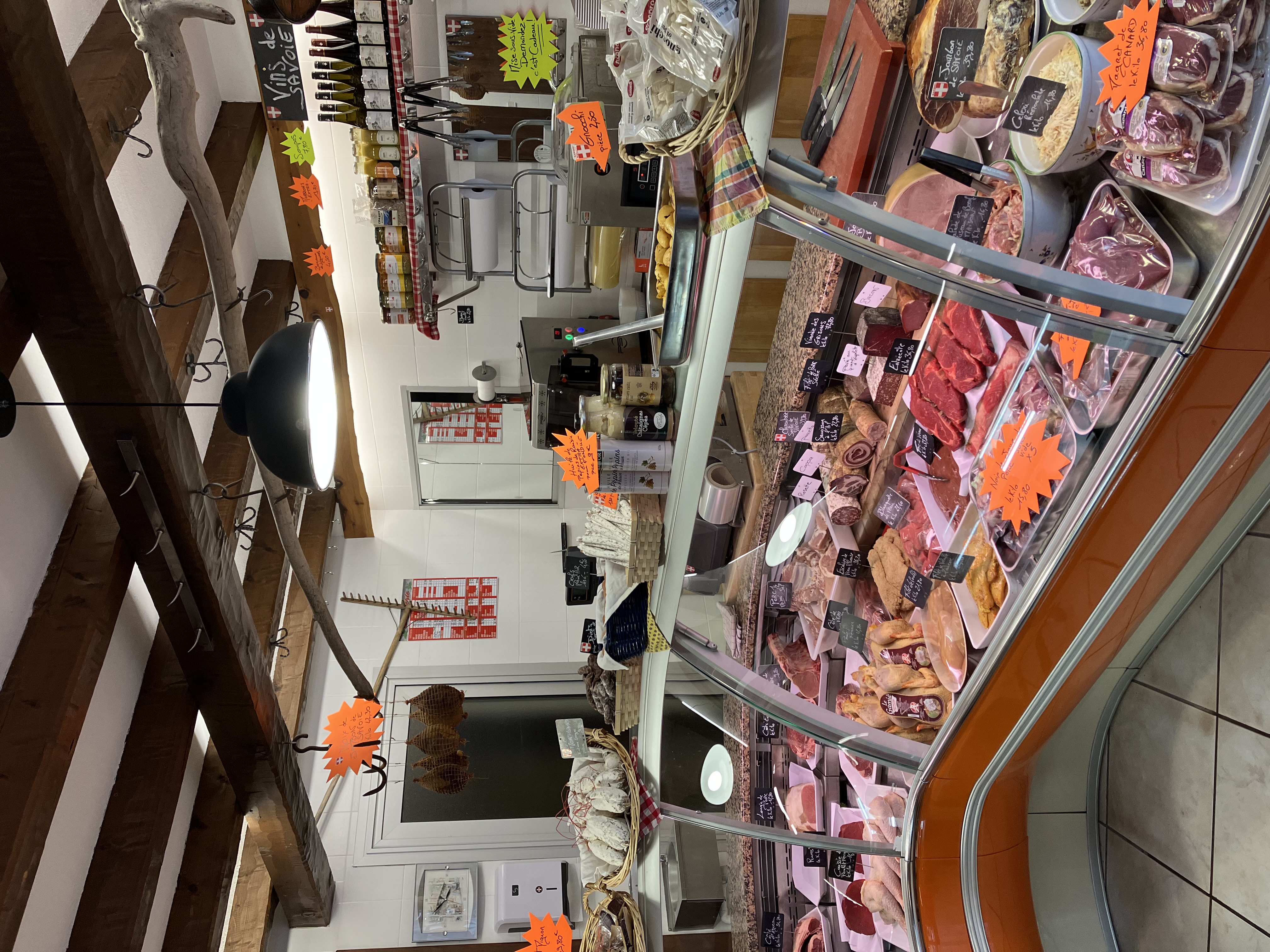 Vend boucherie charcuterie traiteur dans la station de ski, hiver / été, de Val Cenis en haute maurienne vanoise. Seule boucherie de la commune de Lanslebourg, exploitée 6 mois par an ( possibilité d’ouvrir à l’année, il y a une demande). Le commerce comprend un  magasin entièrement équipé de matériel récent et d’une chambre froide, au niveau -1 un laboratoire équipé de À à Z pour la fabrication et une deuxième chambre froide. De plus un petit appartement de 2 pièces et un grand balcon terrasse. Les murs sont également à vendre pour 250 000 euros.