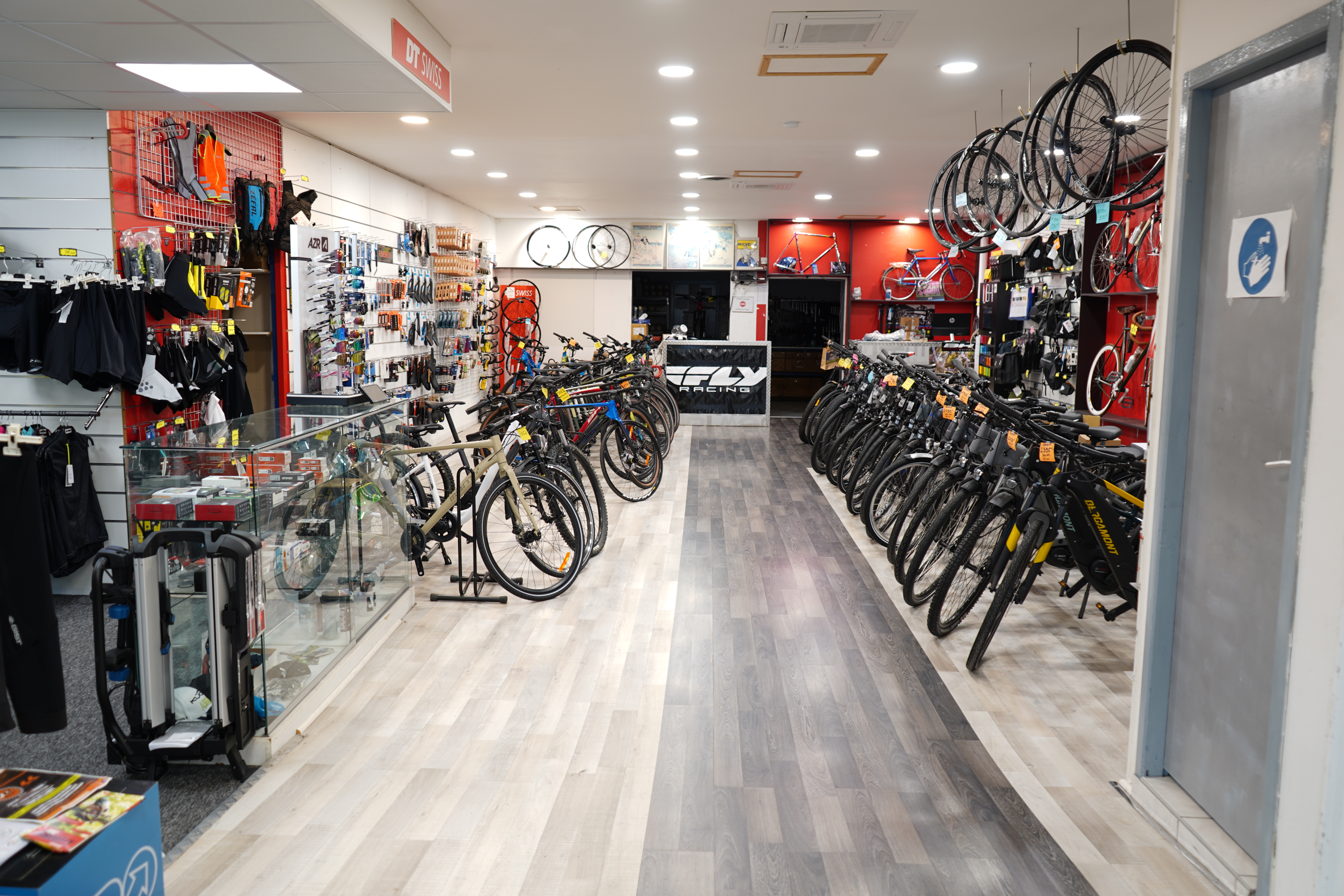 magasin de cycles idéalement placé  avec notamment un maillage  de voies cyclables et touristiques
de plein pied avec une bonne visibilité locale, doté d'une grande façade et d'un parking privé devant le bâtiment 
entretien et réparation VTT, VAE et route
reconnu localement pour la qualité de ses services, son portefeuille client et sa rentabilité
potentiel de développement important
2 salariés
surface totale 308 m2 dont 207 m2 espace commercial, 29 m2 atelier et 72 m2 de stockage
loyer actuel de 2100 euros TTC