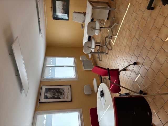 Saisissez une opportunité unique de louer un espace professionnel de 120 m², neuf ou très bien entretenu, idéalement conçu pour l'activité d'une TPE/PME, une profession libérale ou une activité de services nécessitant de la visibilité et une modularité immédiate.

Disponible immédiatement !

🎯 Caractéristiques Clés (120 m² au total) :
Accueil / Espace Client	50 m²
Bureau Privatif	25 m²
Salle de Réunion	25 m²
Remise / Stockage	10 m²
Sanitaires	10 m²

💰 Conditions Locatives :
Loyer Mensuel : 900 € HT (Hors Taxes).
Charges : Non incluses (à la charge du locataire).
Type de Bail : 3/6/9, précaire

Disponibilité : Immédiate.

Ne perdez pas de temps, ce type de local est rare !

Contactez-nous rapidement pour organiser une visite.

Louis Rathier van Heekeren