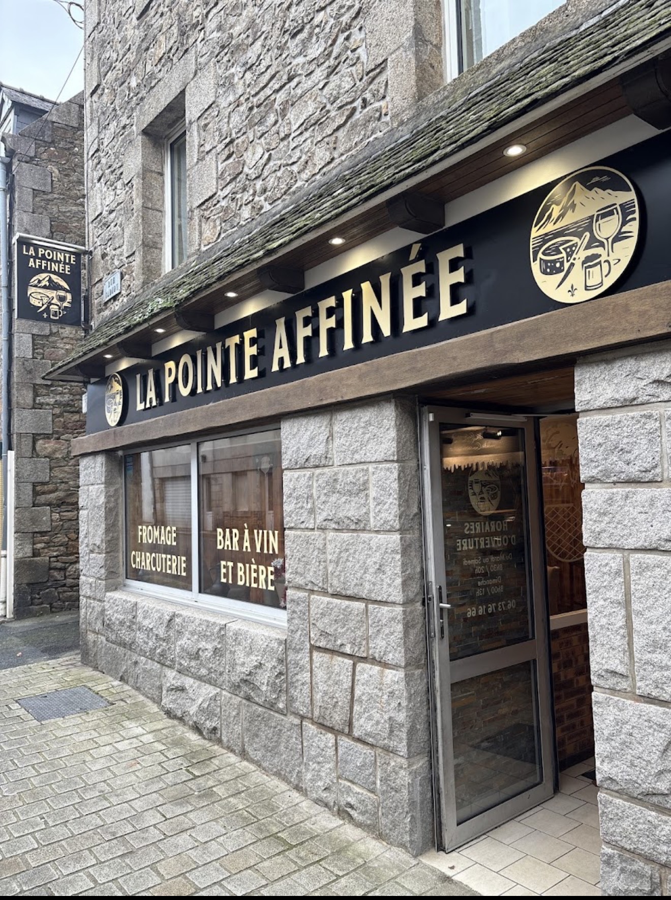 À louer prochainement 
Local commercial bel emplacement 
Idéal Pour restauration 
Restaurant crêperie pizzeria grill
Possibilité toute autre activités 
Actuellement occupé en fromagerie cave à vins 
Pas de pas de porte à acheter 
Pas de licence 4
Façade ensoleillée 
Dégagement devant garantissant la visibilité 
loyer 850€ 
Sanitaire 
Situé dans la rue principale 
Quartier en plein développement à 200m
Proche poste, lycées, église, cinéma, boulangerie