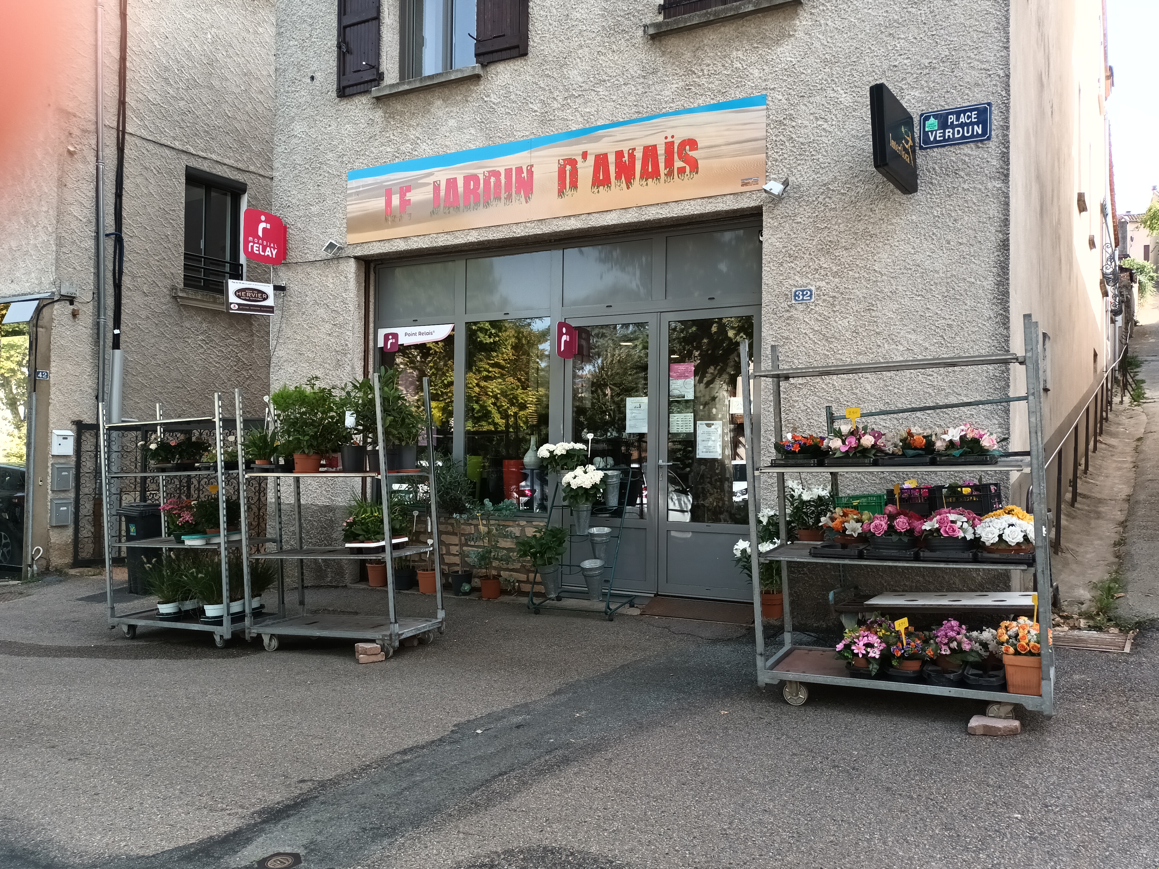 CADRE DE VIE
Saint-Germain-Laval, situé en région Auvergne-Rhône-Alpes, compte une population de 1621 habitants et se trouve à 35 kilomètres de Roanne. Le village remarquable du sud du territoire Roannais est situé à proximité de la sortie 32 de l’autoroute A89 reliant Clermont-Ferrand à Lyon et Saint-Etienne. Des routes départementales importantes, comme la D8 qui relie Roanne à Montbrison, traversent également la commune. Elle fait partie de la communauté des Vals d’Aix et Isable et son territoire s’étend sur 1708 hectares.

1 crèche - 2 écoles - 1 collège -1 Maison de santé pluridisciplinaire- 1 EHPAD sont présents sur la commune ainsi qu'un tissu de commerces de proximité.

Coté patrimoine, Saint-Germain-Laval se dresse au-dessus de la rivière de l’Aix, affluent de la Loire, sur une colline qui fait face à la Plaine du Forez. Ruelles pittoresques, divers monuments de caractère et belles demeures du XIVe au XVIe siècle. Ce village remarquable offre de nombreuses possibilités de découverte de lieux historiques préservés comme Notre Dame de Laval du XVe siècle et la Commanderie de Verrières du XVIIe siècle.

DESCRIPTION DE L'ACTIVITÉ
A cédez fonds de commerce suite à départ à la retraite.
Idéalement situé au centre de la commune, ce commerce propose une activité principale centrée sur les fleurs coupées, plants et articles funéraires mais aussi articles cadeaux, dépôt pressing et relais colis (Mondial Relay).

Affaire viable pour une personne. Pas de gros travaux à prévoir.

Le commerce est actuellement ouvert de 8h30 à 12h et de 14h à 19h du mardi au samedi et le dimanche matin de 8h30 à 12h30.

DESCRIPTION DU LOCAL
Magasin de 48 m2 et 18 m2 de réserve.
Electricité refaite en 2016 tout comme l'enseigne et la vitrine.

Parking situé juste en face du magasin.

Ses caractéristiques :
- Emplacement stratégique dans une zone à fort passage
- Surface de vente lumineuse et bien agencée
- Large vitrine attrayante
- Assortiment varié de fleurs fraîches, plantes et accessoires décoratifs
- Stock bien entretenu et à jour
- Activité secondaire de point relais pour Mondial relais pour les colis allant jusqu’à 30kg, ainsi que celle de dépositaire de blanchisserie.

Ses Points Forts :
- Excellente visibilité et accessibilité
- Clientèle régulière et fidèle
- Possibilité d'expansion des services et produits

Équipements Inclus :
- Étagères, présentoirs et mobilier de boutique
- Système de caisse enregistreuse
- Équipements nécessaires à la manipulation des fleurs et des plantes
- Base de données clientèle

MODALITÉS FINANCIÈRES
Conditions de Vente :
- Prix de vente : 35 000 €
- Bail commercial 3/6/9
- Loyer mensuel 420€

CA 2022 : 70 000 €
CA 2023 : 76 400 €

AIDES FINANCIÈRES
Exonération totale d’impôts pendant 5 ans (zonage FRR)

En cas de travaux, subvention de 20% de la région et 10 % de la Communauté de Communes possible,
avec un minimum de 10 000 € HT de dépenses.