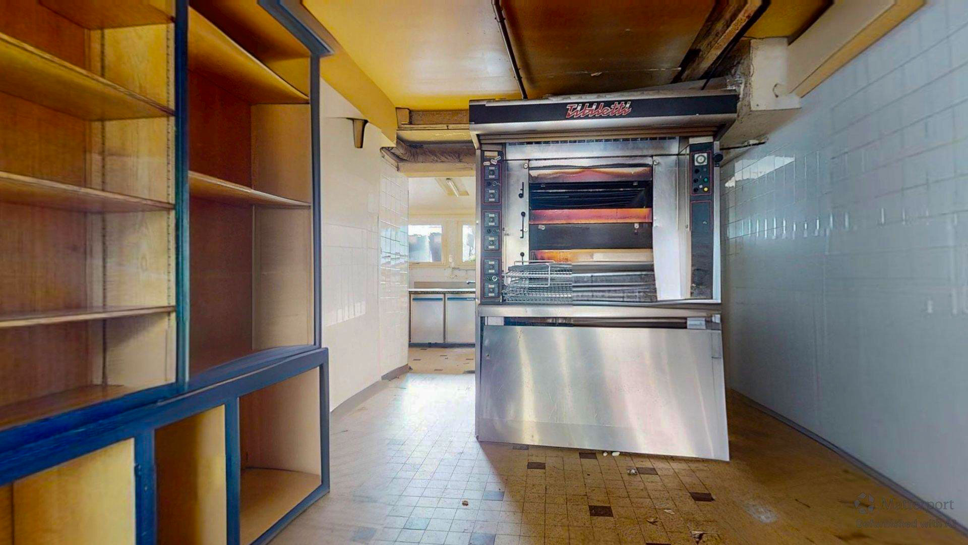 Local commercial – Ancienne boulangerie à reprendre  

Village historique - Canal de Berry – Axe passant  

Situé en angle d’immeuble, le bâtiment est traversant et bénéficie d’une triple exposition exceptionnelle entre la rue Pierre Loyau (rue principale du village), la rue du Cher et les bords du Canal de Berry. L’arrière du local donne directement sur le canal, offrant un cadre agréable et exploitable selon le projet.  

Au rez-de-chaussée, sur rue principale, anciennement exploité en boulangerie, le local développe une surface totale d’environ 122 m².  

Il se compose de :  
une pièce commerciale / boutique, un local de rangement, une pièce cuisine / laboratoire, une arrière-cuisine, des toilettes, un local technique.  
L’ensemble est fonctionnel et permet une reprise en boulangerie, snacking, restauration rapide, petite restauration ou toute autre activité alimentaire compatible.  

Historique:  
La boulangerie a cessé son activité principale suite au départ à la retraite, il y a un peu plus d’un an, des exploitants en place depuis plus de 20 ans. Deux locataires se sont ensuite succédé sans réelle dynamique commerciale.

Environnement & potentiel:  
Le village, calme en période hivernale, bénéficie de forts atouts touristiques le reste de l’année. Cette charmante cité médiévale, historiquement marquée par le passage de Jeanne d’Arc, attire depuis plusieurs années un tourisme régulier, en augmentation.  

Depuis début 2025, le village est desservi par "l’itinéraire de l’autoroute du vélo”, avec un arrêt direct sur la commune, renforçant la fréquentation :  
cyclotouristes, familles, visiteurs de passage, clientèle en recherche de pauses, restauration rapide ou halte gourmande.  

La clientèle est majoritairement familiale, avec un temps de visite long (pauses, repas, voire nuitées).  

Proposition de reprise:  
Le local nécessite une remise aux normes électriques. Dans ce contexte, nous proposons une période de gratuité de loyer suivi d'un loyer évolutif afin de faciliter la reprise d’activité et d'accompagner le porteur de projet dans sa phase de lancement.