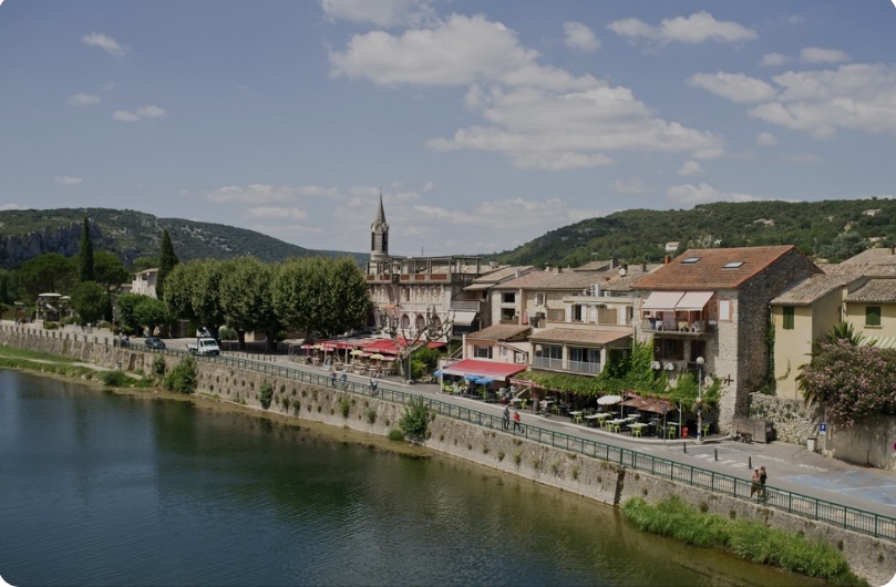 À l’arrivée des gorges de l’Ardèche, dans le village de Saint Martin d’Ardèche, en bordure de la rivière BAR & RESTAURANT 300m2 avec 1 étage