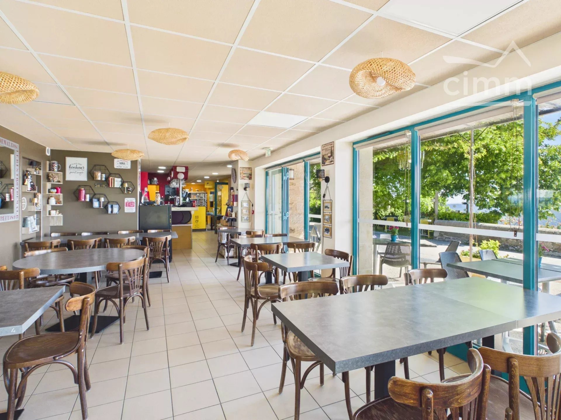 L’établissement est implanté sur la commune de Malbosc, il bénéficie d’une vue panoramique unique sur les Cévennes d’Ardèche et gardoises, avec un dégagement jusqu’au Mont Ventoux. Il développe une activité de restauration traditionnelle (Licence IV), structurée autour d’une carte courte (4 entrées, 4 plats, 4 desserts) renouvelée chaque semaine, avec une production intégralement réalisée sur place à partir de produits frais et locaux. Le couvert moyen est supérieur à 45 € TTC

L’activité principale est complétée par une offre de services de proximité (épicerie, dépôt de pain saisonnier, gaz, service postal), participant à l’ancrage local de l’établissement. L’exploitation est aujourd’hui assurée par un couple de dirigeants, sans recours à du personnel, avec un dimensionnement volontaire de l’activité permettant de maîtriser les conditions de travail et la qualité de service. 40 couverts par service maximum en étant sur la carte. 65 couverts lors de menu unique type paella par exemple.

Labels et référencement:

Label Bistrot de Pays
Accueil Vélo (référencement sur la Trans Cévenole)
Dispositif De la rando à l’assiette (réseau Cévennes d’Ardèche)

Caractéristiques des locaux:

Salle : 35 m²-> 32 couverts
Cuisine : 12 m²
Plonge : 6 m²
Réserve : 10 m²
Espace épicerie : 20 m²
Terrasses : environ 80 m² -> 85 couverts
Local conforme ERP type 5, normes d’hygiène et de sécurité en vigueur
Loyer de 688 € TTC / mois (Licence IV comprise dans le bail commercial), absence de droits de terrasse
Aucun investissement réglementaire à prévoir
Possibilité de logement type F3, surface 70m2 en supplément au dessus du restaurant ( bail classique privé loyer 450 Euros TTC )

Communication et visibilité:

Page Facebook active : + de 1800 abonnés
Google My Business : 4,7/5* sur Google, basée sur plus de 250 avis
Visibilité via les labels et les offices de tourisme

Informations complémentaires:

Clientèle locale fidèle et forte affluence du mois d'avril à fin octobre
Période de fermeture annuelle de 12 semaines.
Chiffre d'affaires 2025 : près de 130 000 € HT
Prix de vente du fonds de commerce : 90 000 €.

Contact Filip Werbrouck
filip.werbrouck@cimm.com 
06 74 65 18 22