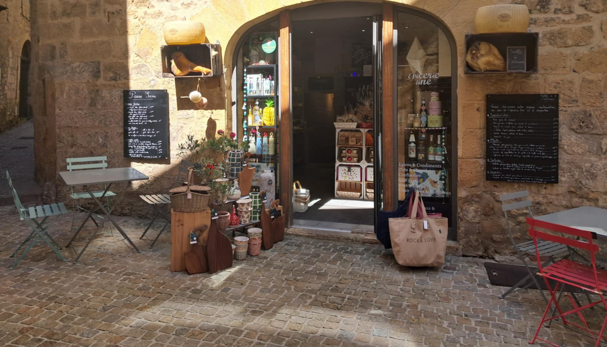 Situé au coeur du centre historique de Sarlat, capitale du Périgord noir, ce fonds de commerce est spécialisé dans la vente de produits d'épicerie fine et de produits régionaux.
Il possède également un rayon frais avec des fromages et charcuteries à la coupe, un espace arts de la table/cadeaux/décoration et une petite restauration sur place ou à emporter.
8 ans d'existence - Clientèle locale fidèle et clientèle touristique. Très bonne renommée. Commerce reconnu pour la qualité et la diversité de ses produits
CA 2025 : 159 000 K€ - Effectif équivalent temps plein sur une année = 1,2.
Activité ouverte à l’année avec pics saisonniers en périodes touristiques (vacances scolaires, jours fériés et été) et pendant les fêtes de fin d’année.
Local commercial de 103m2 en surface au sol (86m2 en loi Carrez), rénové en 2017, chaleureusement agencé et réparti en plusieurs univers.