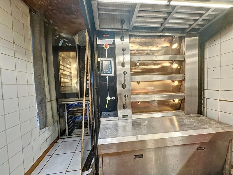 Village proche de Montpellier attend le repreneur de la seule boulangerie patisserie pour que la gérante puisse prendre sa retraite.
Cette affaire est exploitée au sein du village dans une maison avec cour attenante où une terrasse accueille les clients pour déguster les patisseries et autres viennoiseries faites maison. 
Local de vente et atelier 65 m² , stockage et studio à l'étage 
Village trés résidentiel au fort pouvoir d'achat .
Plus de renseignements sur demande