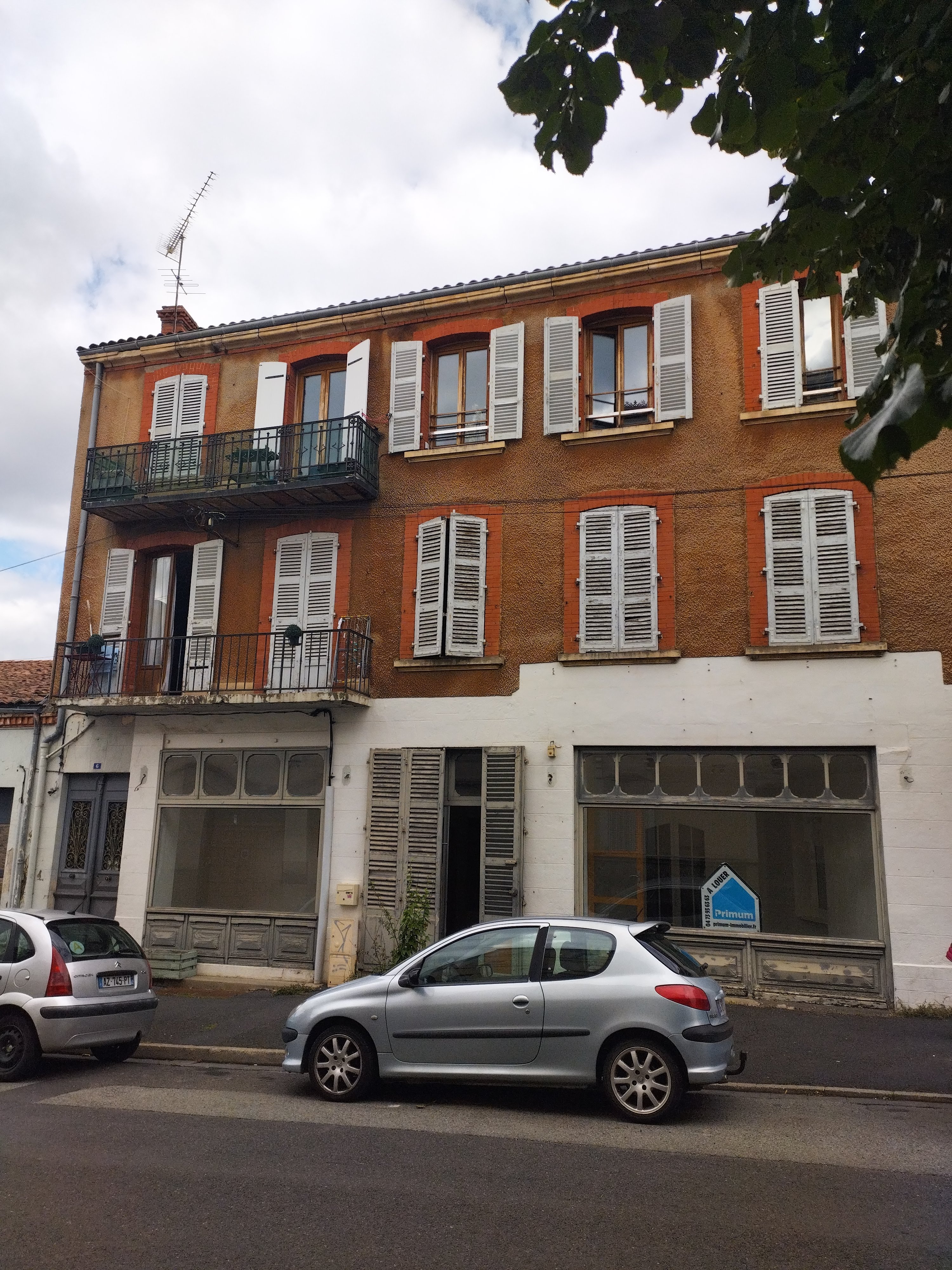 À louer – Local commercial 120 m² – Plein centre-ville de Billom – Belle visibilité 

📍 Emplacement idéal en cœur de ville, sur un axe passant de Billom, ce local commercial de 120 m² offre une belle vitrine donnant sur rue, parfait pour capter l’attention de votre clientèle.

🛠️ Le local est fonctionnel et polyvalent, réparti en 4 grands espaces, avec :

Un coin cuisine aménagé

Un sanitaire avec WC

Une disposition idéale pour une activité commerciale, profession libérale, bureaux, ou encore médecine douce / alternative

💼 Convient parfaitement pour :

Cabinet de thérapeute

Agence ou bureaux administratifs

Commerce de proximité