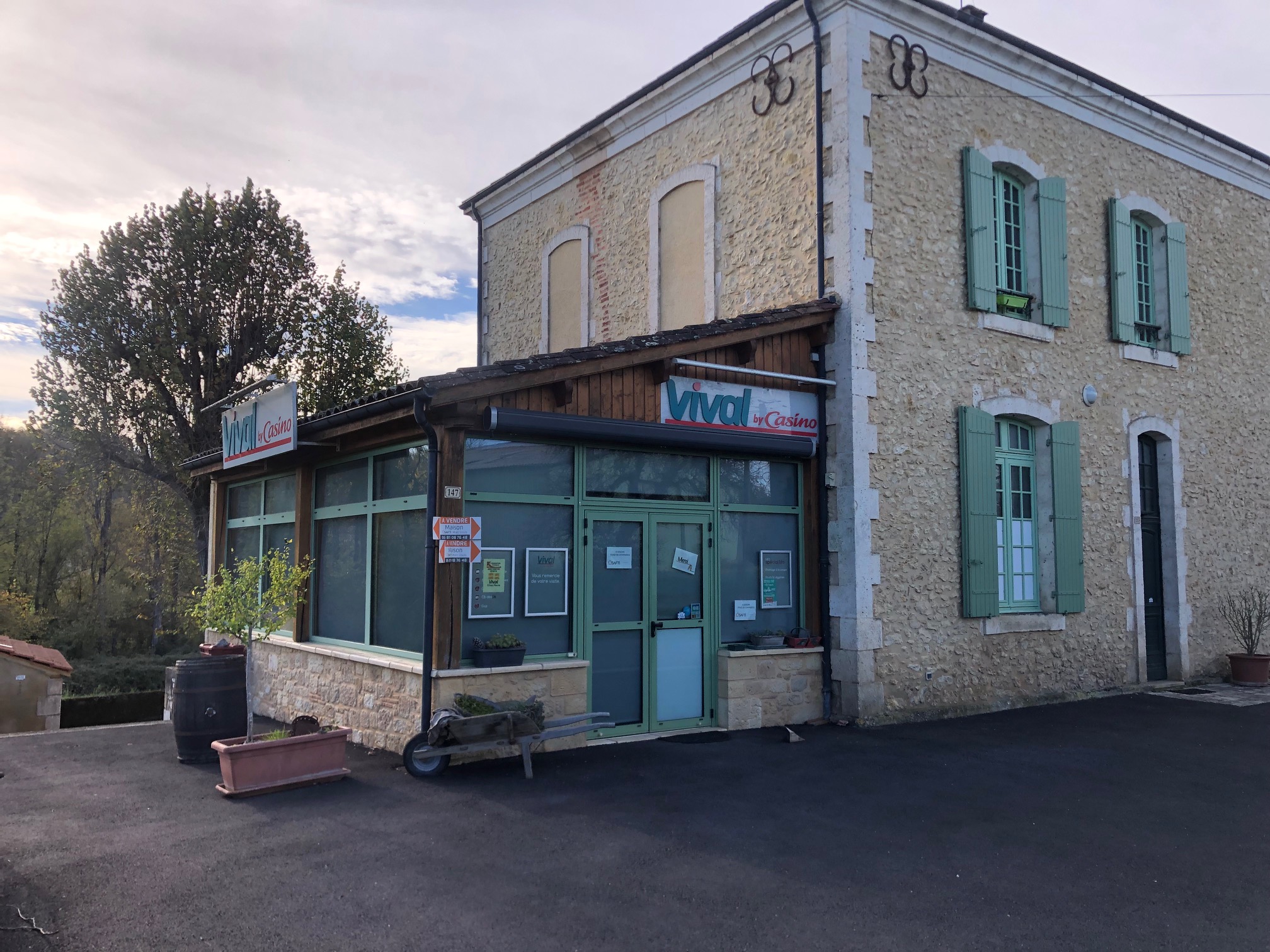 Dans le charmant village de Saint Laurent La Vallée, situé en Dordogne dans le Périgord noir, la municipalité recherche un exploitant pour la reprise d'une épicerie ( pas de fonds de commerce à acheter). Elle propose un local de 85 m² actuellement équipé pour ce type de commerce. Le bâtiment est situé à l'entrée du bourg et donne directement sur la route départementale D51 et bénéficie de places de parking et d'un environnement très agréable à proximité de la place du village, très animée pendant la saison estivale.
Il dispose de 3 pièces communicantes et d'un espace de stockage au sous-sol. 
L'équipement du local comprend une chambre froide , des linéaires d'étagères, des vitrines et congélateurs vitrés, un rayonnage "légumes", un meuble de caisse, bureau, la climatisation/chauffage par 2 splits réversibles, WC. La mairie pourra éventuellement proposer des facilités d'installation pour un candidat(e) motivé(é).
La mairie souhaite coupler à l'activité notamment, un relais commerçant La Poste qui procurerait une indemnité forfaitaire de 448€ mensuelle versée à l'exploitant par La Poste.
Le bail commercial (3/6/9) avec un loyer mensuel de 369.60TTC .
Ouverture prévue pour la saison touristique 2026.
Contact pour le dépôt des candidatures : CCI Dordogne (MME LEGER) 07 89 08 66 96 /s.leger@dordogne.cci.fr.
Date limite des candidatures : 15 mai 2026.