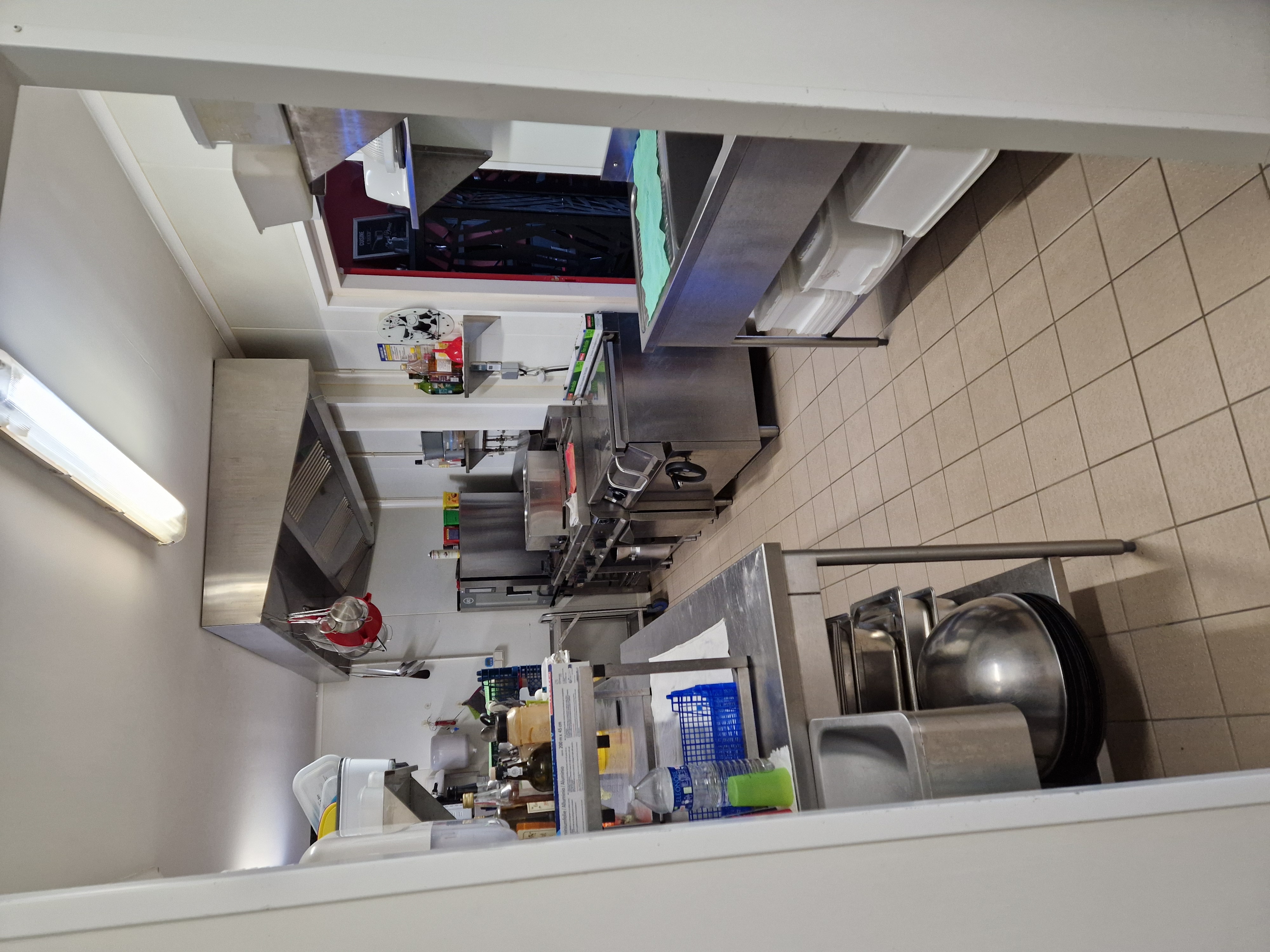 Cause SANTÉ  , restaurant - bar - traiteur  sur la commune de fromentieres avec parkings , petit village très sympathique  , seul commerce du village  , donc gros potentiel  dans  l'évolution des demandes  de la population  ( dépôt de pain , journaux , point relais  , Épicerie  ,  poste  .....etc  ) mais pour ça  il faut la santé  , à ce jour  ouverture le midi  du lundi au vendredi  ( 5 services ( mais demande d'ouverture les soirs et week-end pour des soirées à thème) et un peu de traiteur en plus cocktail  , buffet , anniversaire    mariage ....... ( forte demande à venir ) , des réservations  jusqu'en octobre à ce jour  .
Restaurant clé en main  avec tout le matériel  ( les murs et une partie du gros matériel ( neuf 6 mois )appartenant à la mairie ).
Venez voir  vous serez conquis  , comme  nous l'avons été  , avec le soutien de la municipalité  au top et des associations du village et des alentours. 
Idéalement un couple motivé  , avec connaissance en restauration et traiteur  , ( nous pourrons être présents et aider si besoin)
Le chiffre d'affaire est pas très important à ce jour  , vu la dégradation de notre santé  mutuelle, mais ce maintient à la hausse sur la partie traiteur  plus simple à gérer. 
Situé à 4 km de Château Gontier et 25 kms  de  Laval. 
Pas sérieux s'abstenir merci. 
Le prix  ce finalisera uniquement lors d'un rendez-vous physique. 
Val et Jc  , à votre écoute pour des renseignements supplémentaires et un rendez-vous pour vous faire découvrir notre pt restaurant très accueillant comme beaucoup de clients  nous le disent  , et voyez les notes et commentaires sur Google.