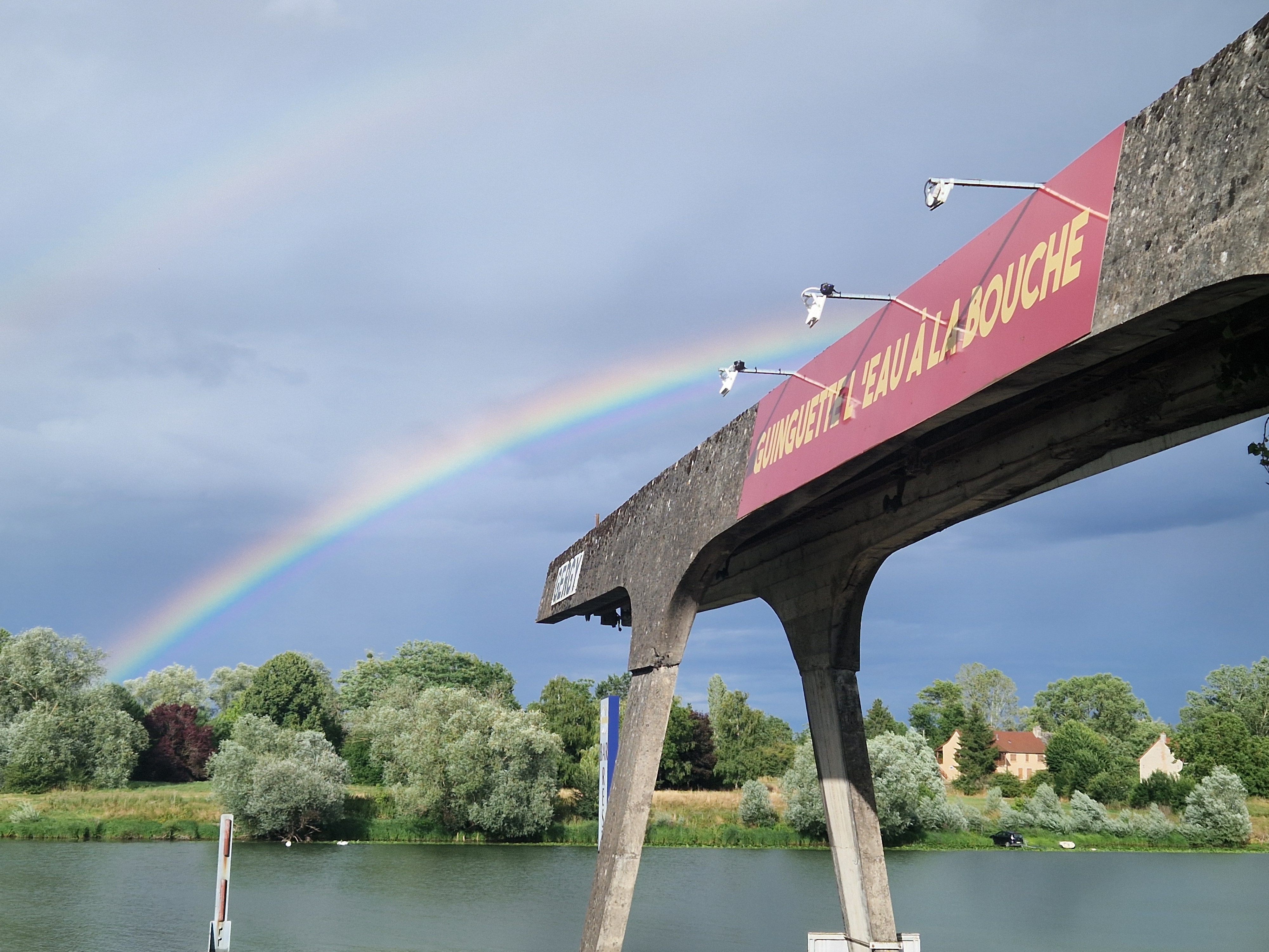 Idealement situe en bord de Saone sur la voie bleue

Un lieu rare au cadre exceptionnel,beneficiant d'un flux constant et croissant de clientele locale et touristique francaise et etrangere,fidele et de passage( cyclistes,promeneurs,famille,jeunesse des villages alentours,tourisme fluvial)

Concept unique dans la region

Ici on ne parle pas de restaurant traditionnel,mais d'un concept saisonnier rentable, exploite 6 mois seulement( mais avec possibilite d'extension sur l'annee), avec une clientele deja acquise...et 6 mois off pour profiter de la vie

Un lieu cle en main ou tout est aux normes(securite,hygiene,accessibilite) et ou la cuisine, la salle  et la terrasse sont entierement equipees; vous n'avez plus qu'a y mettre votre touche personnelle

Les atouts cles
- emplacement premium en bord d'eau - pas de concurrence
- rentabilite immediate car clientele locale + touristique existante et reguliere
- chiffre d'affaire realise sur 6 mois
- concept simple,convivial, avec actuellement des concerts les vendredis soirs et une qualite de vie rare en restauration
- ideal pour un couple,un professionnel de la restauration ou un entrepreneur souhaitant reprendre une activire cle en main, avec fort potentiel et contraintes maitrisees
- petir loyer: environ 8500€ annuel comprenant loyers, licence IV,taxe fonciere et redevance ordures menageres payable actuellement sur les 6 mois d'exploitation

Si vous avez un coup de coeur, n'hesitez pas a me contacter pour venir visiter ce petit joyau au coeur de la Bourgogne