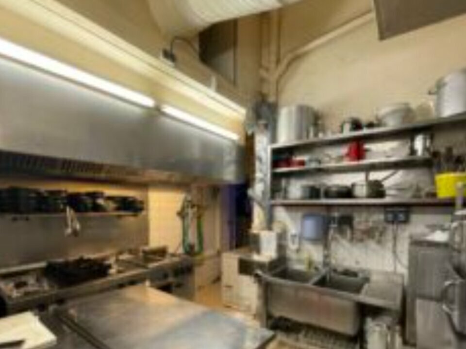 Ce local commercial, situé dans un quartier historique du Havre, offre une surface d’environ 121 m². Il comprend une véranda, une salle principale, une salle supplémentaire, un bar, une cuisine avec arrière-cuisine, des WC et une cave. À l’étage, un appartement de 2 pièces d’environ 56 m² est également disponible, entièrement meublé et en excellent état, avec une cuisine aménagée ouverte sur un vaste séjour, une chambre, une salle de douche et un parking collectif. Idéal pour un projet de restauration.

Loyer annuel : 19 200 € HC / an
Provisions pour charges : 1 500 € / an
Fonds de commerce : 160 500 € FAI
Taxe foncière : 2 400 €/an
Honoraires : 10 500 € HT

Annonce proposée par Pôle Implantation Commerce, service d'accompagnement des porteurs de projets commerciaux (réf. Ref076132).