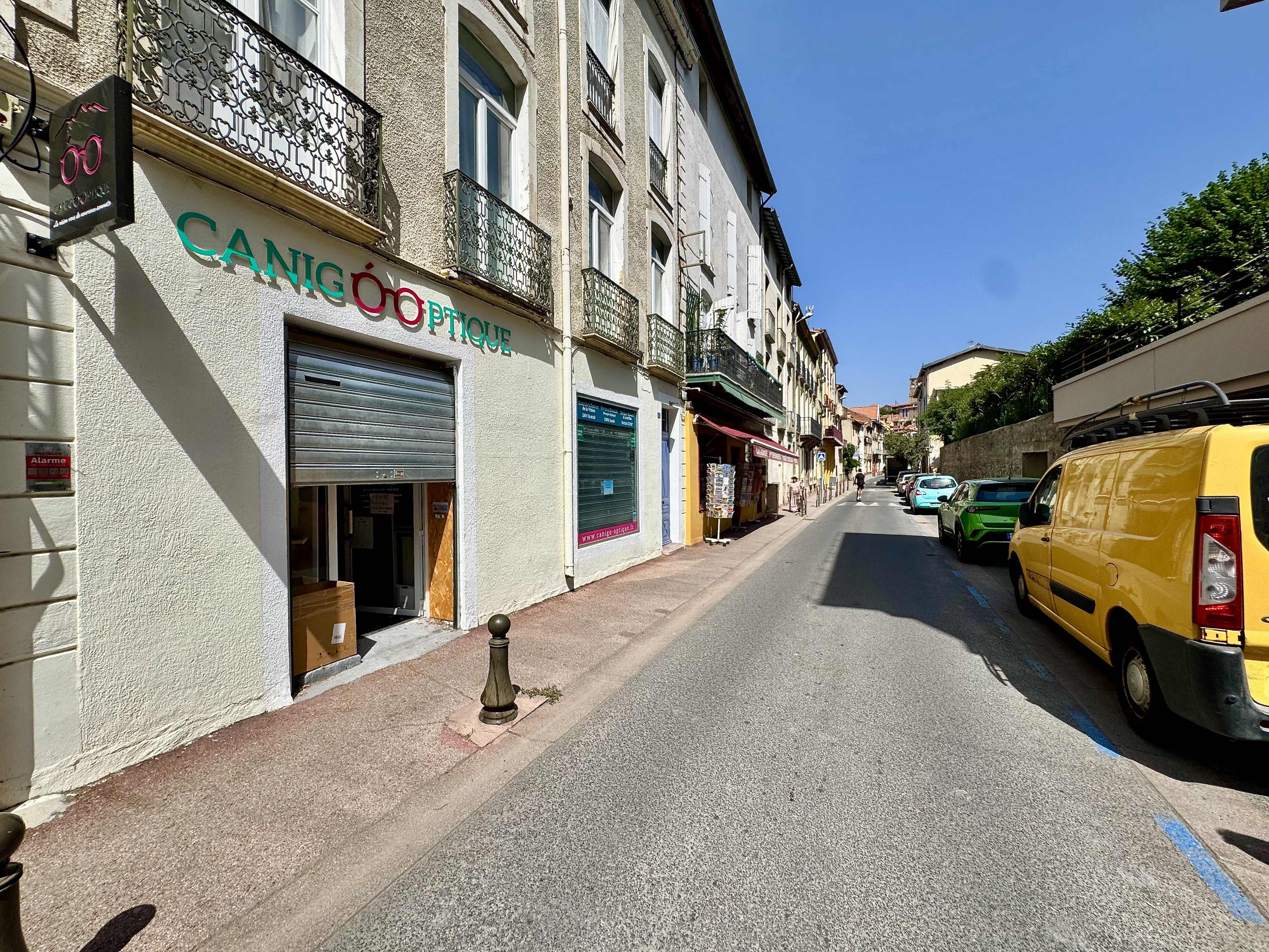 Opportunité rare : cession d'un fonds de commerce d'optique récent, entièrement équipé, situé à Vernet-les-Bains (Pyrénées-Orientales), avec un fourgon professionnel aménagé permettant de développer une activité itinérante en milieu rural.
Créé le 16 juin 2025, le magasin a dû cesser son activité en avril 2026 pour raisons de santé. L'ensemble est proposé clé en main, prêt à être exploité immédiatement.
Le magasin
•	Local commercial d'environ 55 m².
•	Vitrine d'environ 2 mètres linéaires
•	Bail commercial neuf lors de la cession.
•	Loyer mensuel : 675 €.
•	Salle d'examen entièrement équipée.
•	Présentation possible de 450 montures (enfants, solaires, 100 % Santé et grandes marques).
•	Plus de 10 marques référencées.
•	Environ 120 clients déjà fidélisés.
Le fourgon professionnel
Le fourgon est entièrement aménagé pour réaliser toutes les prestations d'optique en itinérance.
•	Environ 100 000 km.
•	Salle d'examen complète intégrée.
•	Idéal pour desservir les communes rurales et développer une clientèle de proximité.
Matériel inclus
Le magasin et le fourgon sont vendus avec un équipement récent comprenant notamment :
•	1 meuleuse automatique,
•	2 meuleuses manuelles,
•	1 taille-verres,
•	2 salles d'examen (magasin et fourgon),
•	1 écran de projection,
•	ainsi que l'ensemble du matériel nécessaire à l'exploitation.
Activité
•	Commerce indépendant (aucune redevance d'enseigne).
•	Ticket moyen : 400 €.
•	Chiffre d'affaires réalisé depuis la création : 70 000 € malgré une période d'exploitation limitée.
•	Important potentiel de développement grâce à la clientèle locale et à l'activité itinérante.
Horaires pratiqués :
•	Lundi : 14 h 00 – 18 h 30
•	Mardi, mercredi et vendredi : 9 h 30 – 12 h 00 / 14 h 00 – 18 h 30
•	Jeudi : tournée sur les villages environnants avec le fourgon
•	Samedi : 9 h 00 – 12 h 30
Conditions de cession
•	Fonds de commerce et matériel : 120 000 €
•	Fourgon professionnel entièrement équipé : 30 000 €
Possibilité d'acquérir également les murs
Les murs commerciaux sont proposés à la vente pour 65 000 € et comprennent :
•	le local commercial,
•	un appartement restant à terminer de rénover.
Diplôme requis : BTS Opticien-Lunetier (ou qualification permettant l'exploitation de l'activité).
Une belle opportunité pour un opticien souhaitant s'installer rapidement avec un outil de travail complet, moderne et immédiatement opérationnel, tout en bénéficiant d'un fort potentiel de développement sur un secteur à faible concurrence.
