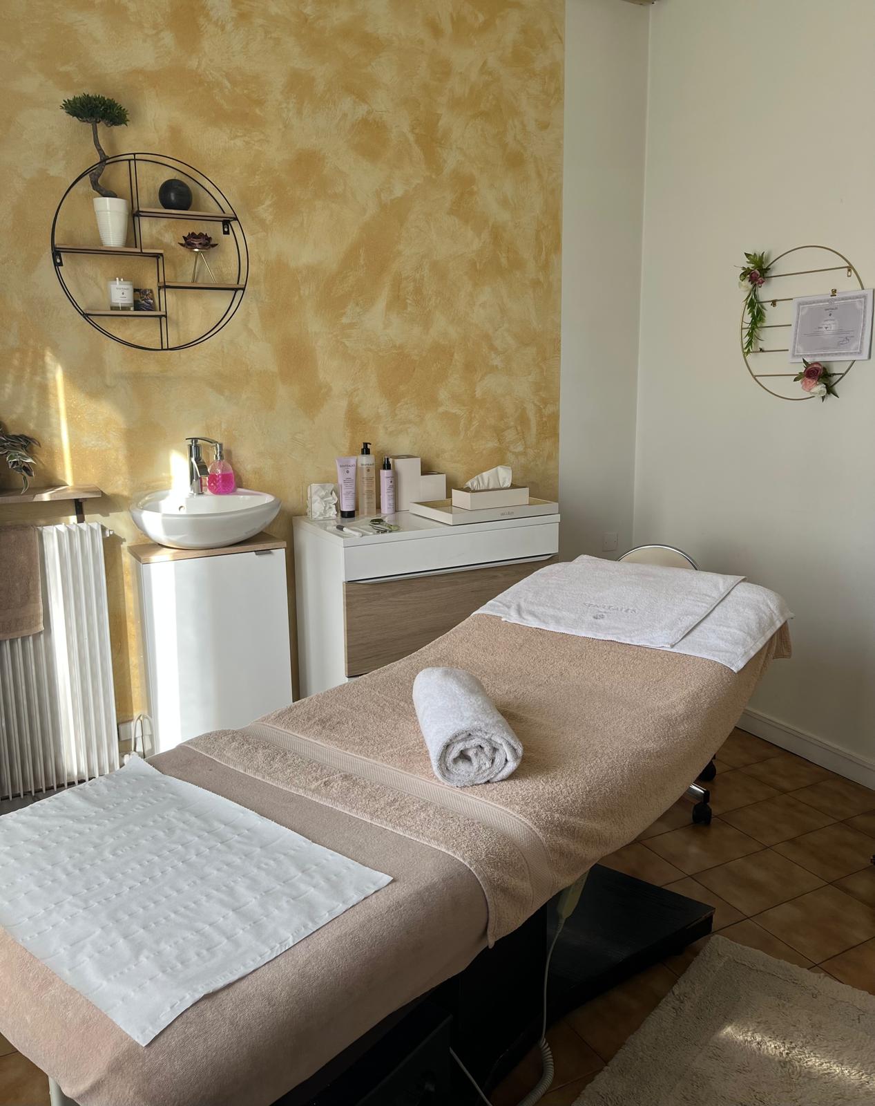 A vendre 65 000 euros un magnifique Institut de beauté de 84 m2 avec places de parking. Belle clientèle fidèle Roquefort, Rouret, La Colle sur Loup, Villeneuve Loubet, Cagnes sur Mer, Biot, Valbonne, Sophia Antipolis. Surface : 84 m2 6 pièces comprenant 3 salles de soins Loyer 1 450 euros par mois charges comprises Stationnement gratuit, parking.