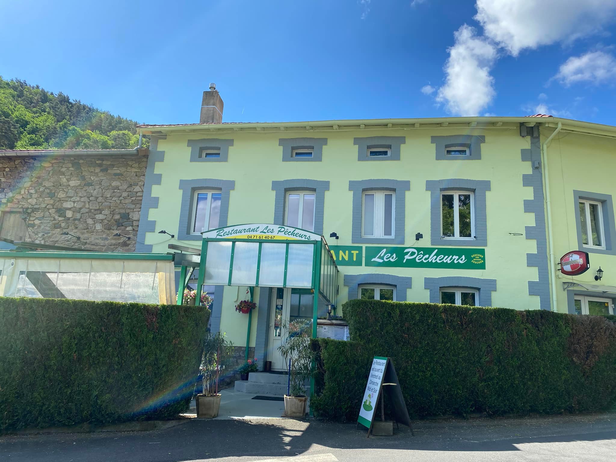 Bel opportunité pour restaurateurs dans un cadre verdoyant et proche de la Loire. capacité 60 couverts intérieur et 60 couverts extérieur. 
L'exploitation peut être gérée par un couple avec l'aide d'extras certains jours de la semaine.
Affaire saine et rentable avec un bon potentiel de développement.
Une belle opportunité pour s'installer dans un cadre agréable tout en exploitant un restaurant prospère.
Tout proche d'un jeu de pétanque, sur un parcours de marche, vélo, également proche d'un centre de canoé kayak.
Pas de personnel à reprendre, l'équipement est complet, aux normes avec un accès PMR, le stationnement est à proximité immédiat.
Possibilité de logement sur place.
Nous souhaitons vendre pour un départ en retraite bien mérité.
