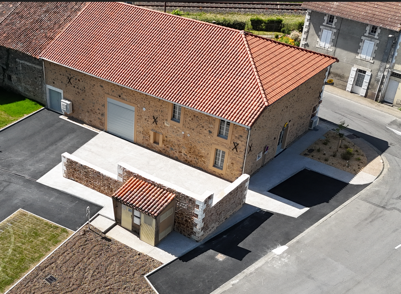 Local commercial municipal NEUF à EXIDEUIL-SUR-VIENNE, EN CHARENTE-LIMOUSINE, parfait pour une multi-activités. Idéalement situé ENTRE LIMOGES ET ANGOULÊME, le bâtiment propriété de la commune, jouxte l’agence postale communale et dispose d'une grande terrasse, parfaite pour les beaux-jours.

Indispensable à la vie locale, ce bâtiment de 150 m2, climatisé, est idéal pour un tabac, FDJ (agréments demandés), restauration rapide, café, épicerie.

Bénéficiant d’un emplacement en plein centre du village traversé par la rivière “La Vienne”, ce local commercial s’inscrit dans un bassin de vie actif : commerces, pharmacie, deux usines totalisant 600 salariés, entreprises, camping...

Idéal pour un couple ou un indépendant.


📍 Points forts de l'affaire :

Emplacement : Position centrale stratégique avec une excellente visibilité et un flux régulier d'habitants, de travailleurs et de touristes.

Loyer accessible : Un coût fixe très bas qui sécurise grandement la rentabilité.

Le commerce peut être en partie équipé par la mairie pour tourner dès le premier jour.