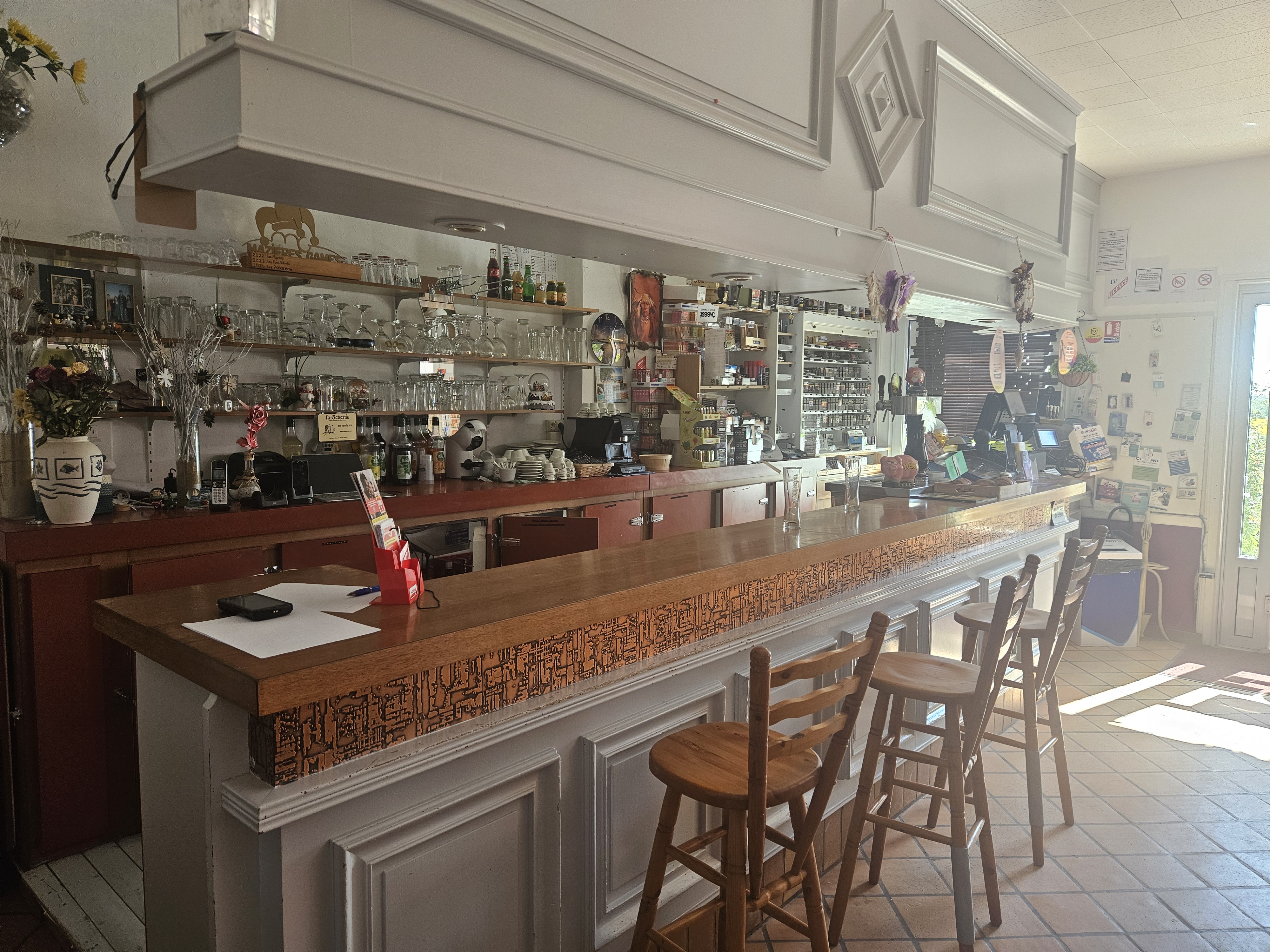 Situé au coeur d'un village deux-sévrien entre Niort et Poitiers, ce fonds de commerce est une véritable institution locale. Avec une clientèle fidèle et un fort potentiel de développement, il combine plusieurs activités complémentaires : - Epicerie (produits du quotidien, produits locaux possible) enseigne PROXI - Tabac - Française des jeux (loterie, jeux à gratter) - Bar (convivial et apprécié) - Possibilité de snacking. Cuisine professionnelle et matériel avec le fonds de commerce pour développer une activité petite restauration à emporter ou sur place. Avantages : - Emplacement idéal = au centre du village avec parking à proximité et bonne visibilité - Clientèle variée = habitants locaux, touristes de passage et clientèle régulière des environs - Pas de concurrence directe dans les environs immédiat.
Possibilité de logement = logement privé avec séjour, 4 chambres, salle d'eau, WC, bureau, sous-sol et double garage Potentiel : - Développer une offre de produits locaux ou bio dans l'épicerie - Renforcer l'attractivité du bar avec des évènements ponctuels - Exploiter le snacking avec des produits simples et de qualité (sandwichs, pizzas, salades, etc....) Chiffre d'affaire stable et rentabilité prouvée. Une belle opportunité pour un couple ou entrepreneur cherchant à s'investir dans une activité polyvalente au coeur d'une communauté. Un commerce de proximité avec du potentiel dans un cadre de vie agréable. Ne laissez pas passer cette opportunité !