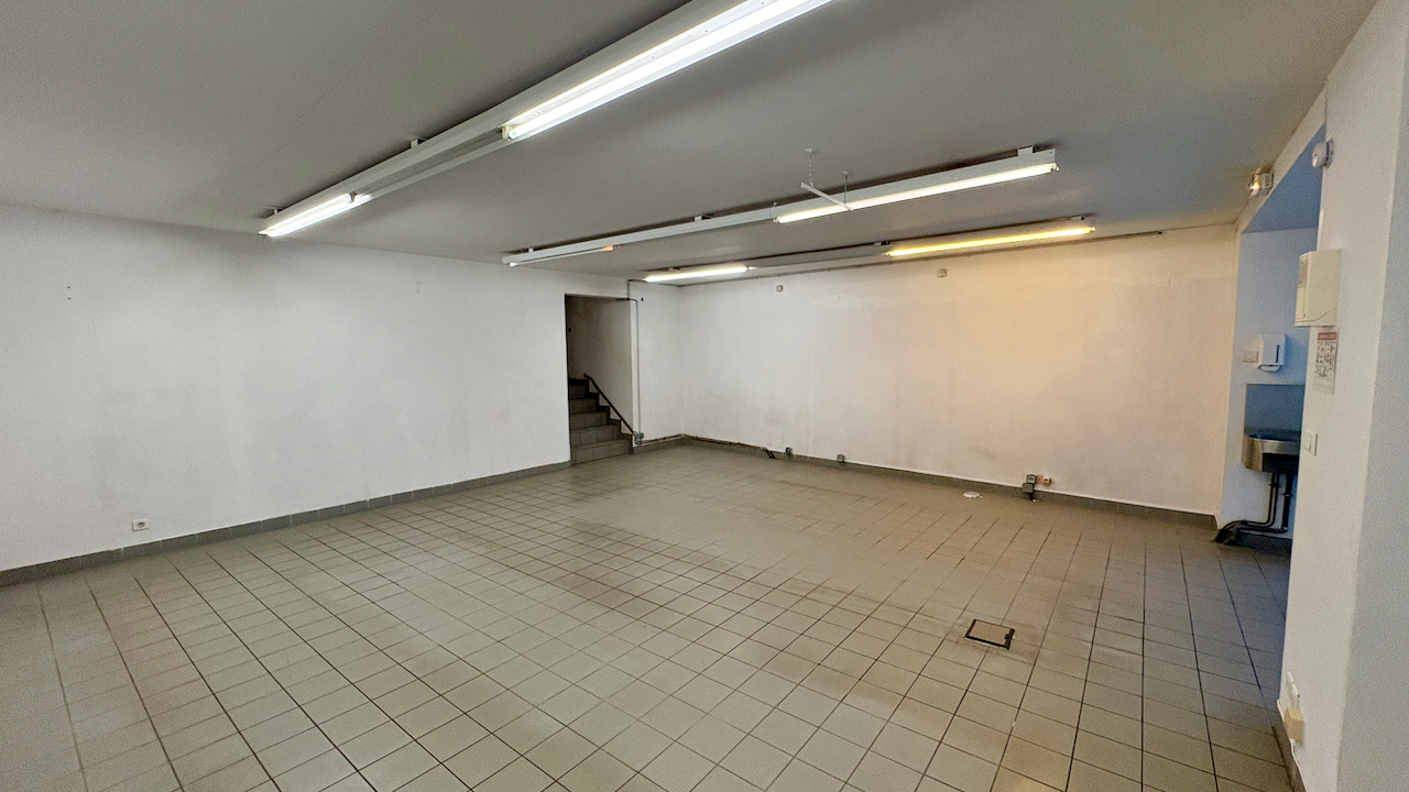 À louer – Local commercial de 99 m² à Talizat (Cantal)

Idéalement situé au cœur de Talizat, village dynamique du Cantal, ce local commercial de 99 m² saura s'adapter à tout type d'activité : commerce de proximité, artisanat, services, restauration, bien-être...
Composition du local :
- Une grande salle principale lumineuse et modulable ;
- Une réserve pratique pour le stockage ;
- Une cave offrant un espace de stockage supplémentaire.
Pourquoi choisir Talizat ?
- Village situé au carrefour de zones touristiques prisées du Cantal, à proximité de l'A75 (10 minutes), de Saint-Flour (10 minutes) de la station du Lioran (30 minutes).
- Cadre de vie authentique et attractif.
- Bassin de vie actif avec une clientèle locale fidèle et un passage touristique saisonnier
- Commerces et services de proximité déjà présents : garage, auberge-restaurant, institut de soins.
- Accès facile et stationnement à proximité.
- Ecole et tissu associatif dynamiques, nouveau lotissement en cours de construction.

Loyer : 200 € / mois hors charges