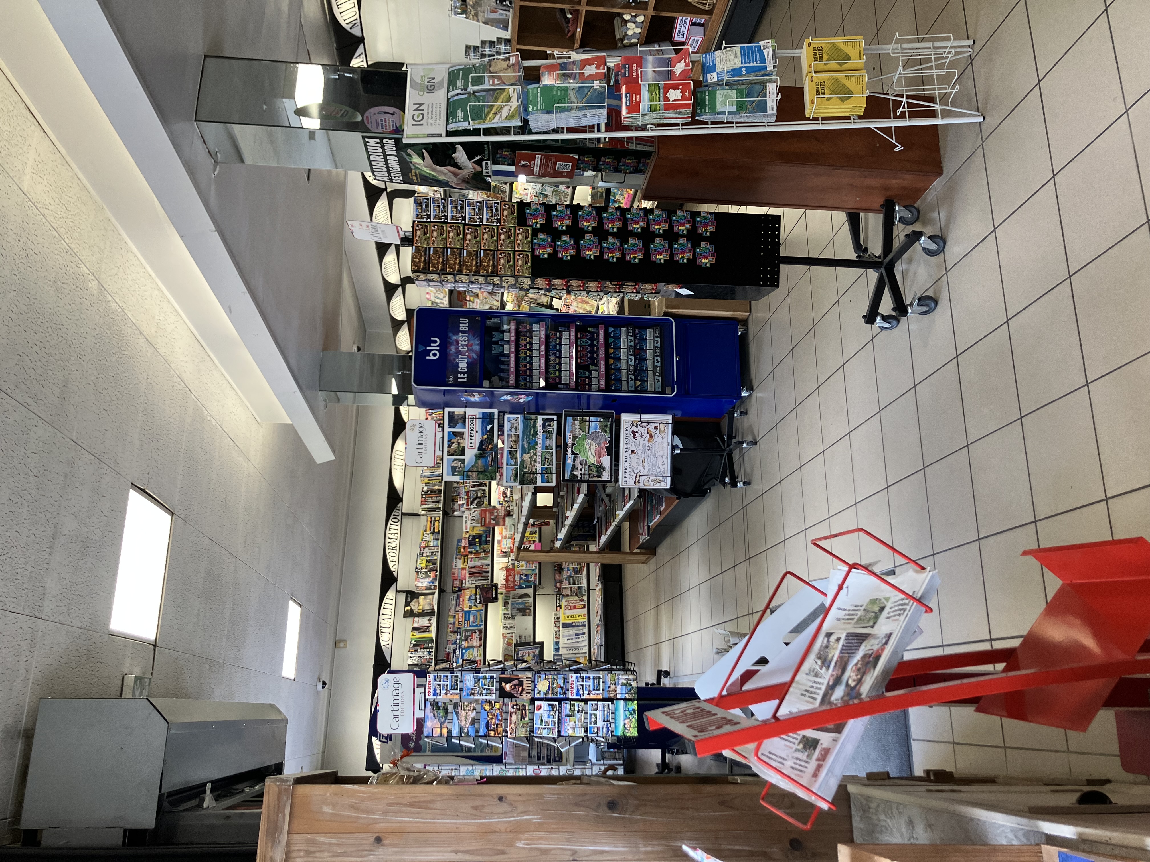 Dans le cadre d'un départ à la retraite, à reprendre dans une commune dynamique et touristique du périgord noir : Tabac-Presse-Fdj-Pmu

Activités :

* Tabac- Presse - Fdj - Pmu - Librairie - Carterie - Vapotage -  Souvenirs - Colis - Compte Nickel - Boissons à emporter - Dépôt de pain- Services divers.

Les + qui font la différence :

* Bel emplacement de centre ville

* Au coeur d'un quartier historique et d'un marché hebdomadaire annuel

* A proximité, police municipale - services administratifs - école - commerces - restaurants - boutiques d'artisans

* Petit loyer commercial : 577 euros mensuels

* Arrêt minute, zone bleue, plusieurs parkings gratuits à proximité

* Zone ZRR

Qualité de vie :

Fermé le dimanche et les jours fériés

Congés annuels

Horaires 7h00 - 18h45 modulables

Potentiel :

* Snacking

* Produits Régionaux

* Amplitude horaire

* Services et ventes complémentaires

Affaire idéale pour couple ou reconversion

CA HT 2025 : 187 000 € dont 95 000 € sur les activités commissionnées

Prix de cession du fonds de commerce : 210 000 €