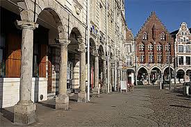 Nous cherchons un  médecin généraliste pour reprendre la patientèle d'un médecin traitant qui va prendre sa retraite. Le cabinet se situe place de Marseille à Arras, dans le Pas-de-Calais. Située au coeur des Hauts-de-France, c'est une ville où il fait bon vivre. Avec son riche patrimoine, ses infrastructures modernes et son dynamisme économique, s'installer à Arras est une excellente option pour ceux qui cherchent une qualité de vie élevée tout en restant connectés aux grandes métropoles. 
Arras est une ville qui vibre au rythme des événements culturels et festifs. Le célèbre Main Square Festival attire chaque année des milliers de visiteurs, faisant d’Arras un lieu incontournable pour les amateurs de musique. Le 7e art n'est pas en reste avec le Arras Film Festival. Le marché de Noël, quant à lui, est l’un des plus beaux de la région.