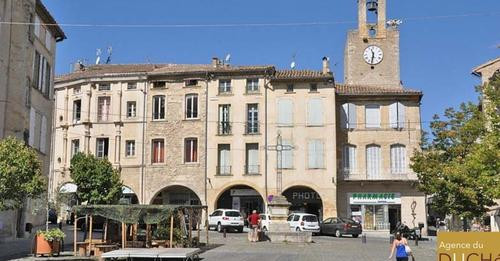 en exclusivité  agence duché d Uzès .restaurant 50 couvert intérieur 50 en terrasse affaire saine tenu depuis 17 ans ...sur Bagnols sur Cèze au c?ur de la ville en rue piétonne un logement a rénové en annexe. loyer 1050ttc  cédé avec tous le matériel hormis contrat machine a café et bière .  aspiration et groupe froid très récent   contacte Sébastien 7jours sur 7 0671681595