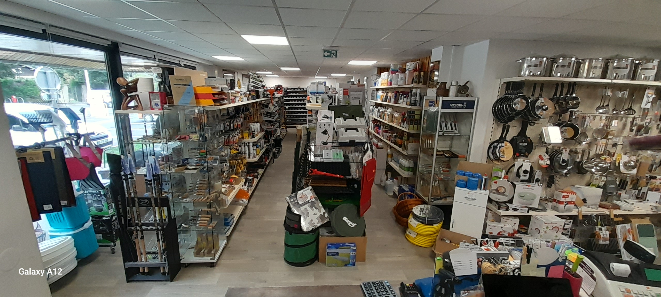Cause départ retraite, vends fond de commerce exclusif quincaillerie (surface de vente 90 m² - 2 pièces de 20 m² faisant office de réserve  - 1 bureau de 20 m² - 1 kitchenette de 4 m² soit 154m²) Grande vitrine 5 m + SAS d'entrée vitré. 
Parking et accès PMR
Livraison facile d'accès

Situé à l'entrée et/ou sortie de Bourg d'Oisans (LABEL ville à vélo)

La clientèle s'étend de Livet et Gavet en passant par Allemond/Vaujany/Villard-Reculas/Oz en Oisans/Alpe d'Huez/Auris/les 2 Alpes et de nombreux villages de montagne jusqu'au Briançonnais (05).

Fréquentation : 
Pendant les vacances scolaires -> touristes et locaux, avant/après -> loueurs et locaux. 
Vacances d'été (50 à 75 personnes/jour (touristes, loueurs, locaux). 
Hors vacances et tout au long de l'année -> loueurs, saisonniers, locaux, commerçants et Administrations de l'Oisans.

Nombreux évènements à Bourg d'Oisans : concerts, pièces de théâtre, Fête des Minéraux, la Grande Foire, le Marché de Noël, Tour de France et aux alentours : la marmotte, tomorrowland, alpe d'huzes...