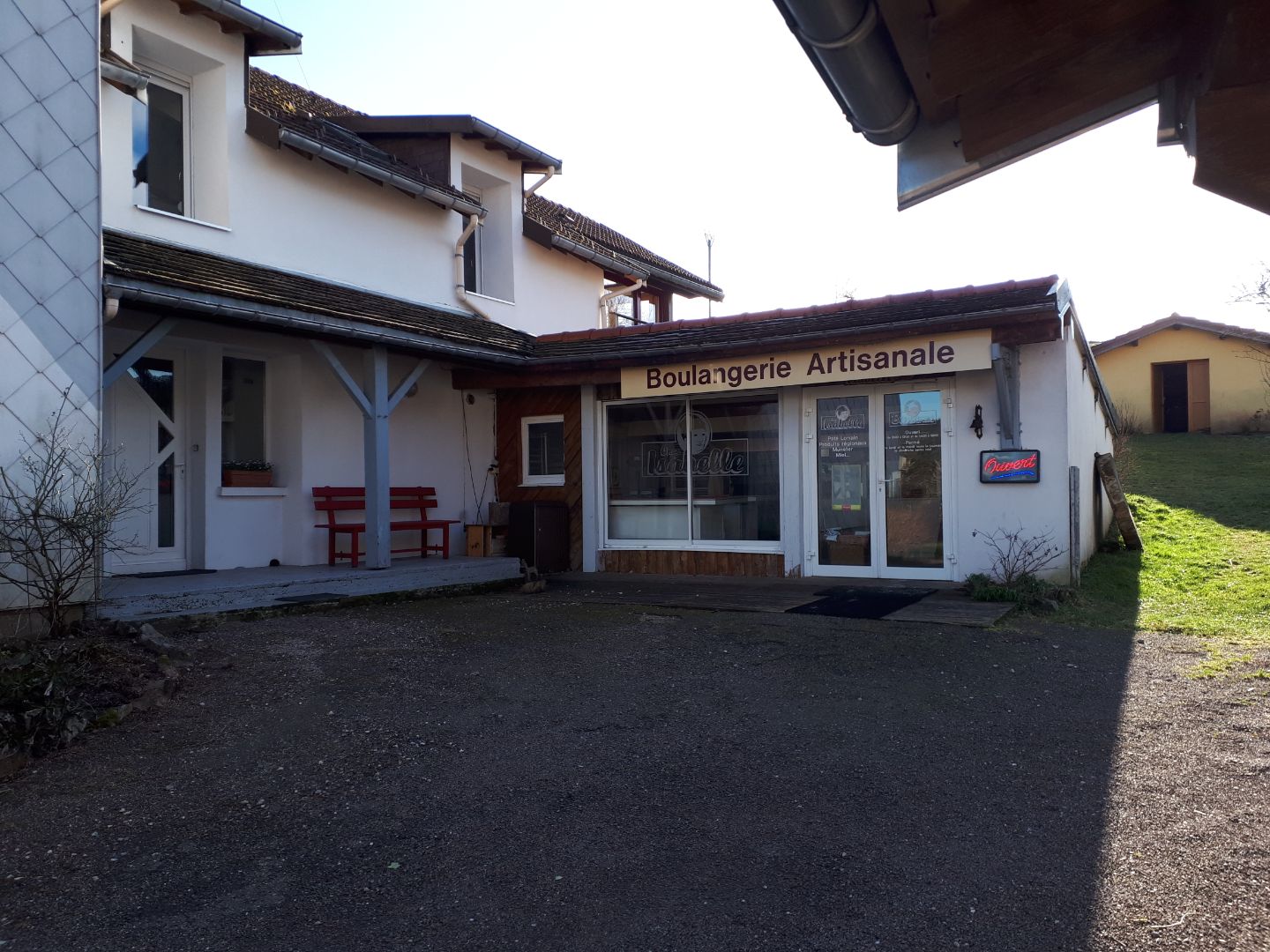 Opportunité à saisir ! 
A vendre boulangerie du Girmont Val d ajol comprenant le fonds de commerce, le lieu d’habitation des cédants et l’appartement en location attenant à la boulangerie. 
Prix de cession indissociable du fonds et des murs : 400 k€

Le Girmont, joli village de 300 habitants, composé essentiellement de personnes actives, profite d’une forte présence de touristes en période de vacances scolaires grâce aux résidences secondaires et aux locations saisonnières. Le village comprend 4 restaurants. Le marché estival de la commune est également une source de revenus pour la boulangerie (tous les vendredi soir de fin juin à fin août)
Très forte affluence.

 Répartition de l’activité :

-Activités de boulangerie et de viennoiserie : 70% du CA (clientèle de particuliers et de professionnels dont les restaurants du secteur).

-Relais Poste : 20% du CA (rémunération fixe de par mois + petite commission en cas d’action commerciale).

-Revente de produits locaux : 10% du CA.

 La boulangerie bénéficie d’une surface totale de 75m² (40m² pour l’atelier et 35m² pour le point de vente) et d’un accès de plain-pied avec porte d’accès adaptée pour les personnes à mobilité réduite. Contrôle sanitaire vierge pendant l’été 2024.

Ensemble immobilier comprenant :

-1 appartement de 150m² sur 2 niveaux (loyer de 500€/mois, locataires inchangés depuis plus de 25 ans) avec garage.

-l’appartement des cédants : 180m² comprenant 4 chambres + cuisine ouverte sur séjour/SAM + terrasse extérieure + 1 SDB / chauffage au bois + PAC

 

Taxe foncière : 800€ pour l’ensemble immobilier.

 
Stationnement aisé et gratuit avec le parking de l’église juste en face de la boutique.

 Pas de salarié à reprendre.