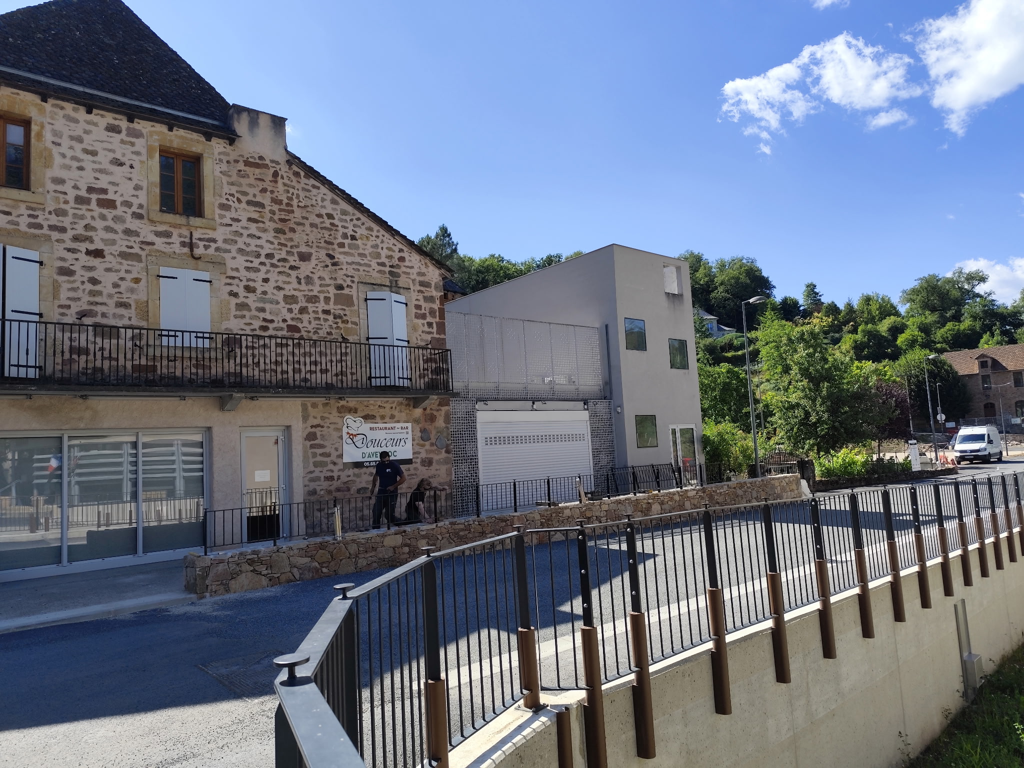APPEL A CANDIDATURE

Reprenez le café-restaurant multiservices d'Auzits et devenez un acteur essentiel de la vie locale

La commune d'Auzits (825 habitants), située au cœur de l'Aveyron, recherche un ou une professionnelle de la restauration, seul(e) ou en couple, pour reprendre l'exploitation de son café-restaurant multiservices.

Plus qu'un simple commerce, il s'agit d'un véritable lieu de vie, au centre du village, offrant l'opportunité de développer une activité économique tout en participant activement à la dynamique locale.

Une implantation idéale au cœur du village

Situé sur la place principale, face à la mairie et à proximité immédiate des services publics, l'établissement bénéficie d'une position stratégique et d'une forte visibilité.

Unique commerce de proximité de la commune, il constitue un point de rencontre incontournable pour les habitants, les associations, les artisans, les entreprises locales et les visiteurs de passage.

Un outil de travail prêt à exploiter

La commune met à disposition un établissement fonctionnel et entièrement équipé comprenant:

Environ 182 m² de surface exploitable:

Un espace épicerie aménagé

Deux salles de restauration représentant près de 50 couverts;

Une terrasse extérieure d'environ 40 places:

Une cuisine professionnelle équipée;

Une licence IV:

Le mobilier et le matériel nécessaires à l'exploitation.

Un logement T3 situé à l'étage est également disponible dans le cadre d'un bail distinct, permettant de concilier activité professionnelle et cadre de vie agréable.

Un fort potentiel de développement

L'activité peut s'appuyer sur:

Une clientèle locale fidèle:

Un tissu associatif dynamique:
Les salariés et artisans du secteur;

Les événements communaux :

Le tourisme estival en progression sur le territoire.

Le futur exploitant pourra développer sa propre identité autour de la restauration, du bar, de l'épicerie de proximité, de la vente de produits locaux, des animations ou encore des services de proximité répondant aux besoins des habitants.

Une véritable opportunité de projet de vie

Auzits offre un environnement préservé, une qualité de vie reconnue et une population attachée à la présence de son commerce de centre-bourg.

La commune souhaite accueillir un porteur de projet motivé, désireux de s'investir durablement dans la vie locale et de faire de cet établissement un lieu convivial, attractif et fédérateur.

Conditions d'exploitation

L'exploitation est proposée dans le cadre d'une Délégation de Service Public d'une durée de trois ans.

Aucun fonds de commerce n'est à acquérir, ce qui limite fortement l'investissement initial et facilite l'installation du futur exploitant.

Vous avez un projet ?

Vous rêvez d'entreprendre dans un cadre authentique, avec un outil de travail opérationnel et le soutien d'une commune mobilisée pour maintenir son commerce de proximité?

Auzits vous offre l'opportunité de développer votre activité et de construire un véritable projet de vie.

Renseignements et candidatures

Mairie d'Auzits

À l'attention de Monsieur Benoît OLIVIE, Maire

Tél.: 05 65 63 45 28

Courriel: mairie@auzits.fr