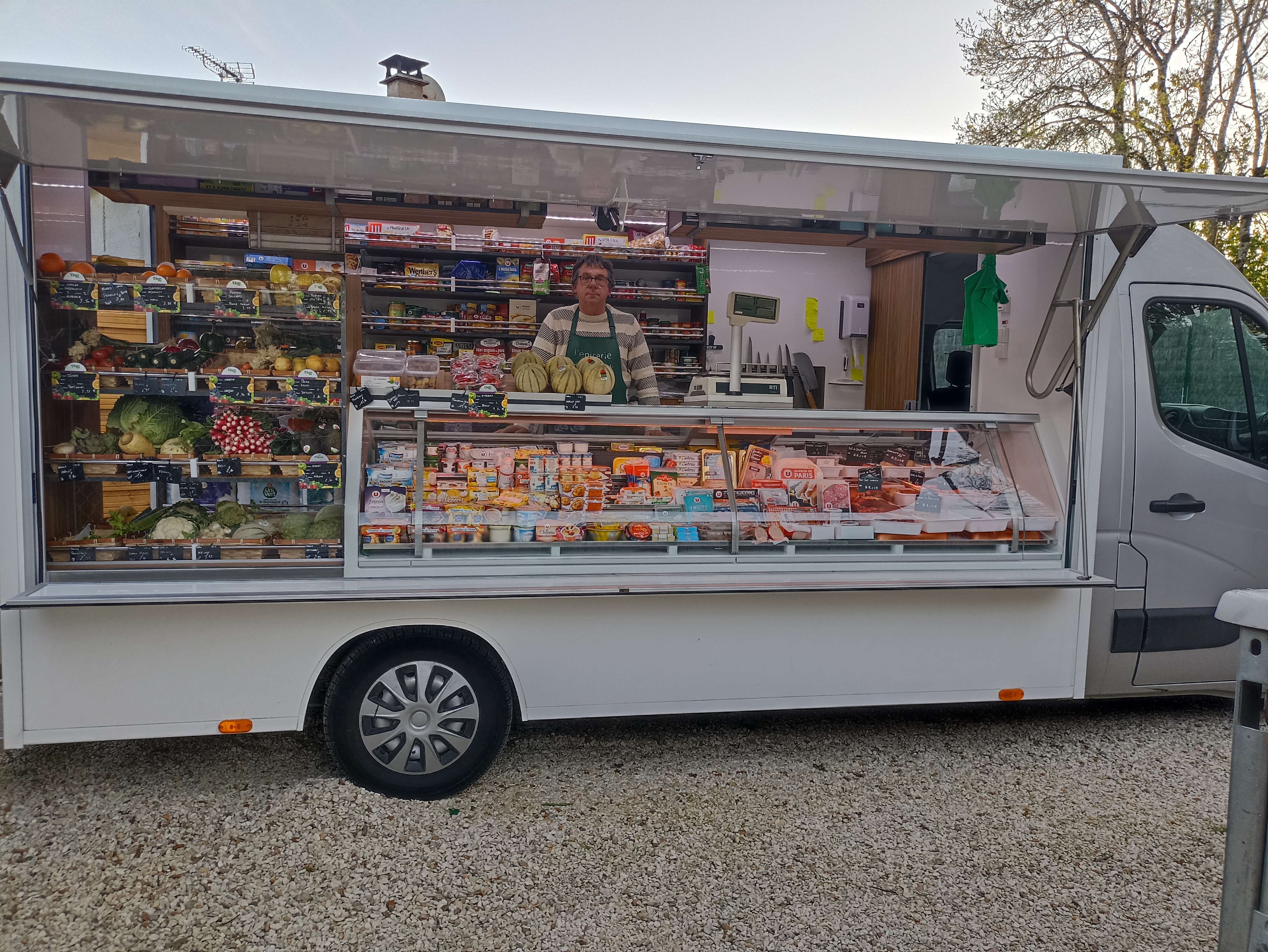 Tournée alimentation générale à proximité de Saintes 17 et Cognac 16 composée de particuliers à domicile et de résidences séniors.
4 tournées semaine du mardi au vendredi, 160 clients semaine environ, très bonne rentabilité.
Le camion magasin est récent 2022, il totalise 37000 km valeur neuf 80 000€, plus chambre froide 3m3.
La clientèle est fidèlisée possibilité de développer et de rajouter un second véhicule.
Vendu cause retraite, accompagnement proposé,
Qualité de vie préservée tous les week-end et 5 semaines de congés.