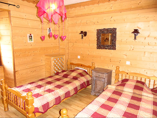 Notre gîte est composé de deux étages avec 5 chambres chacun de différentes compositions : chambre couple, lits jumeaux ou gîte avec des lits superposés.
La salle de restaurant peut accueillir près de 34 personnes assises.
La cuisine semi professionnelle est plus que fonctionnelle, elle a tous les équipements et le four a été changé l'an passé. 

Nous avons le plaisir de proposer notre gîte auberge à la vente lieu où on vous accueille chaleureusement pour passer un séjour simple et convivial. Les chambres (équipées de leurs sanitaires et salle de bain) sont confortables et conviennent aussi bien aux couples qu'aux groupes. Que vous soyez randonneur sur le GR6 ou le GR56, ou  GR 69, motard, cycliste, ou tout simplement en vacances en famille dans l'Ubaye, vous découvrirez un lieu authentique. Très pratique, à côté de la terrasse, vous aurez accès au chalet qui fait office d'abri pour les vélos et les motos.
Ouvert toute l'année bien placé entre les stations de ski et le lac de Serre-Ponçon proche de toutes les commodités 

La chaudière a été changée en 2023 ainsi que toutes les portes et huisseries du rez de chaussée
Pas de travaux à prévoir dans l'immédiat
La commission de sécurité avis favorable pour l'exploitation
