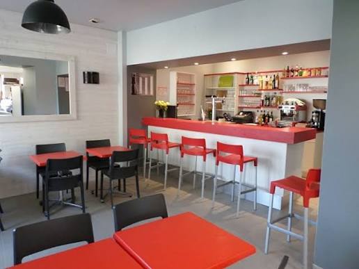 La commune de Plufur recherche de nouveaux repreneurs pour son commerce de proximité, situé au cœur du bourg.

🏪 Le commerce regroupe plusieurs activités :

🥖 Boulangerie
🛒 Épicerie
☕ Bar
🚬 Tabac
🍀 Française des Jeux (FDJ)

La commune met à disposition :

- Un local commercial communal (avec licence IV)

- Le matériel nécessaire à l'activité de boulangerie

- Un logement situé à l'étage, pouvant accueillir une famille

🔑 L'ensemble est proposé à la location, avec un loyer mensuel.

📅 Disponible à partir du 1er janvier 2027.

Ce commerce représente une belle opportunité pour des personnes souhaitant s'installer et participer à la vie d'une commune rurale dynamique.

📞 Pour tout renseignement ou pour manifester votre intérêt, contactez la mairie de Plufur.